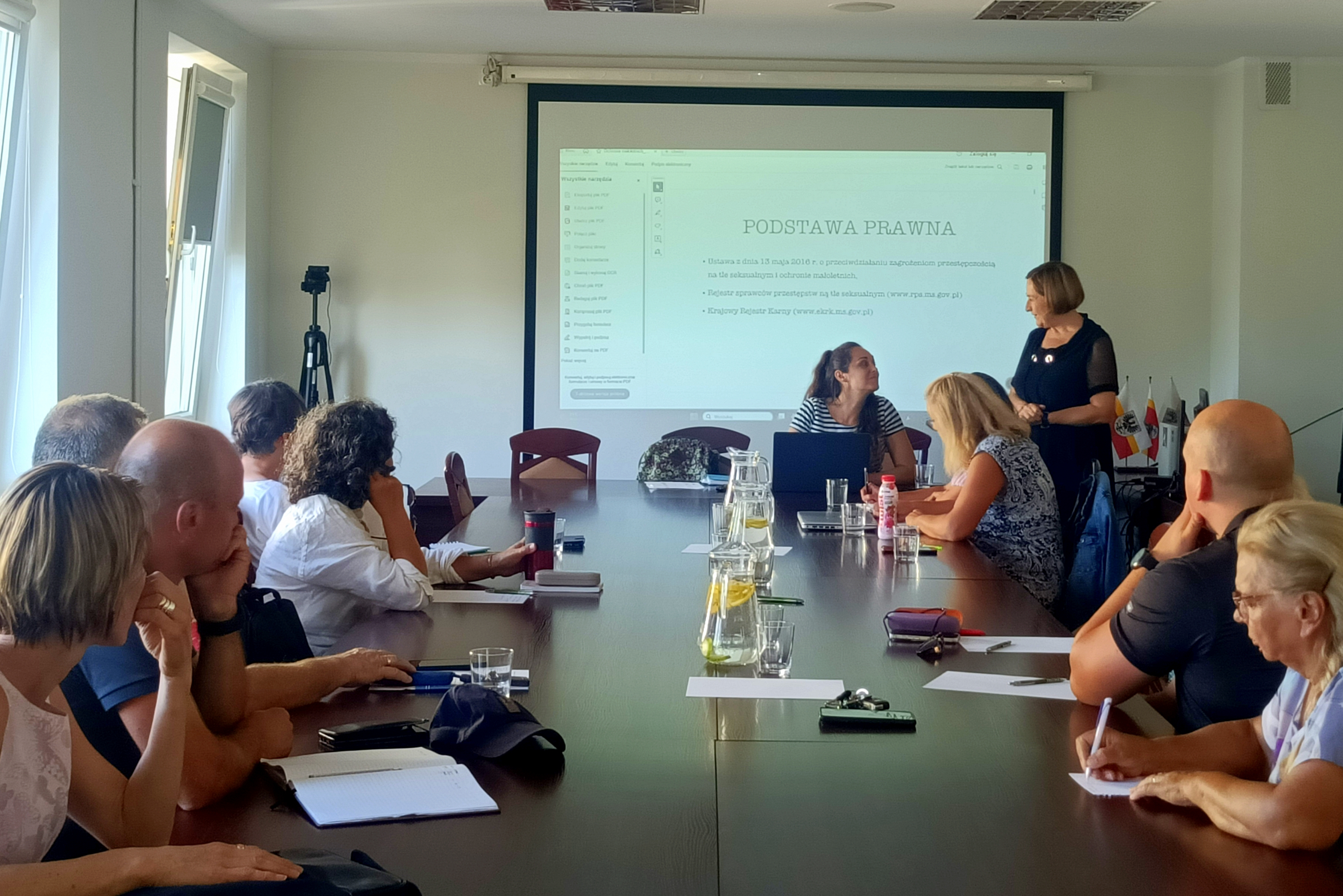 Widok na salę i uczestników spotkania w starostwie