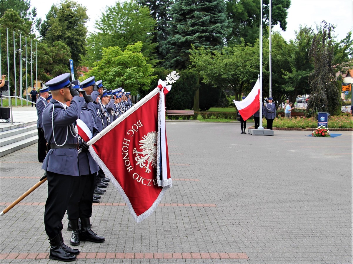 policjanci trzymający sztandar