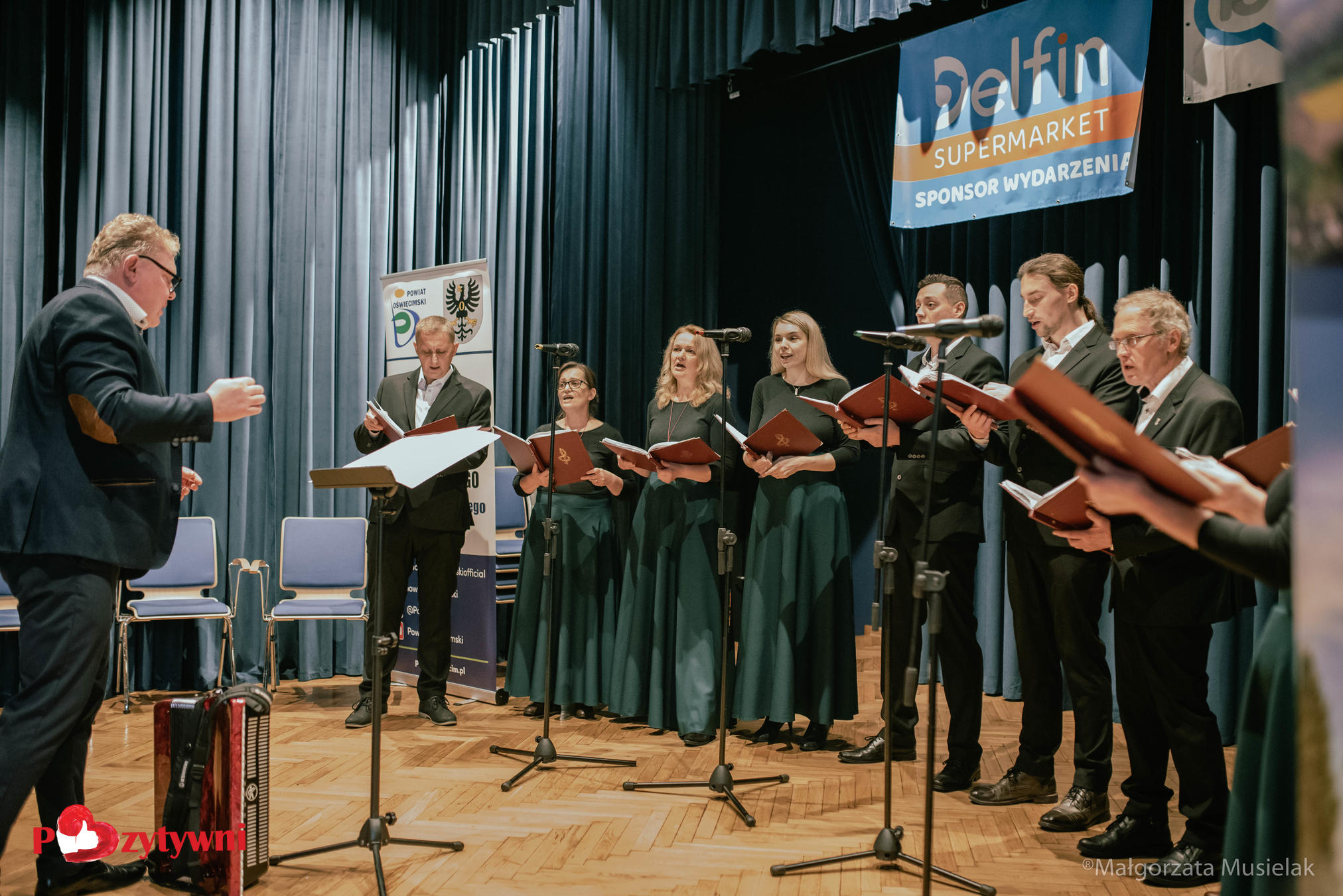 Na zdjęciu występ chóru z Osieka na scenie miejscowego domu kultury w ramach wydarzeń towarzyszących bazarkowi charytatywnemu dla chorego Adasia.