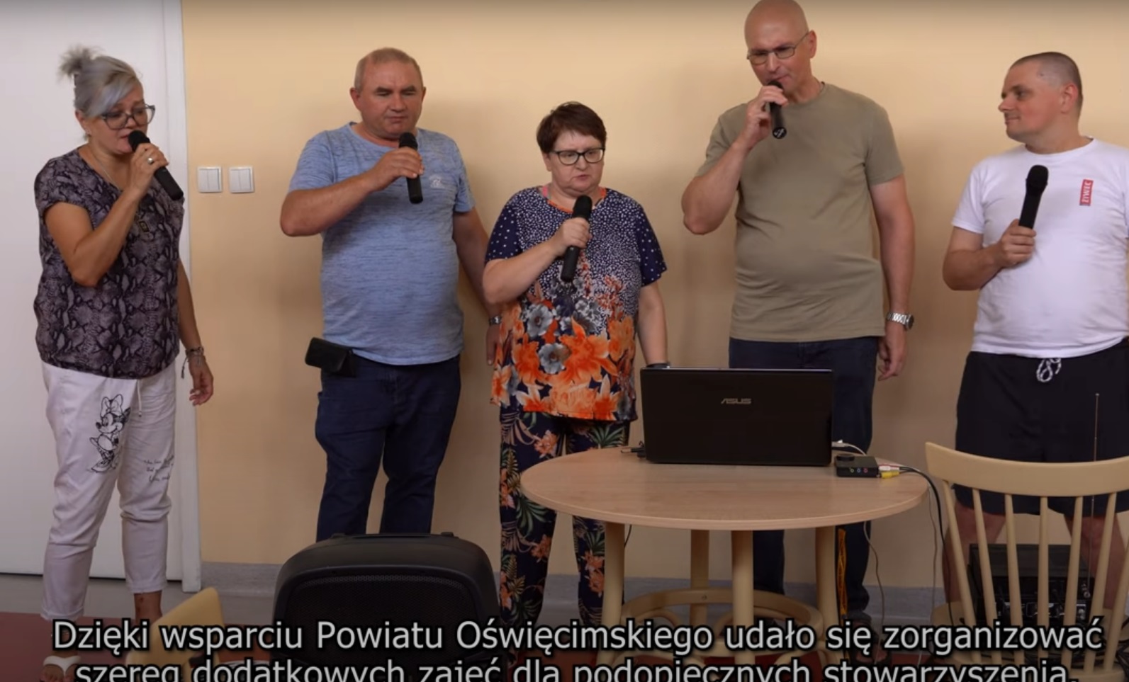 kadr z filmu, występ zespołu muzycznego przy Środowiskowym Domu Samopomocy w Oświęcimiu