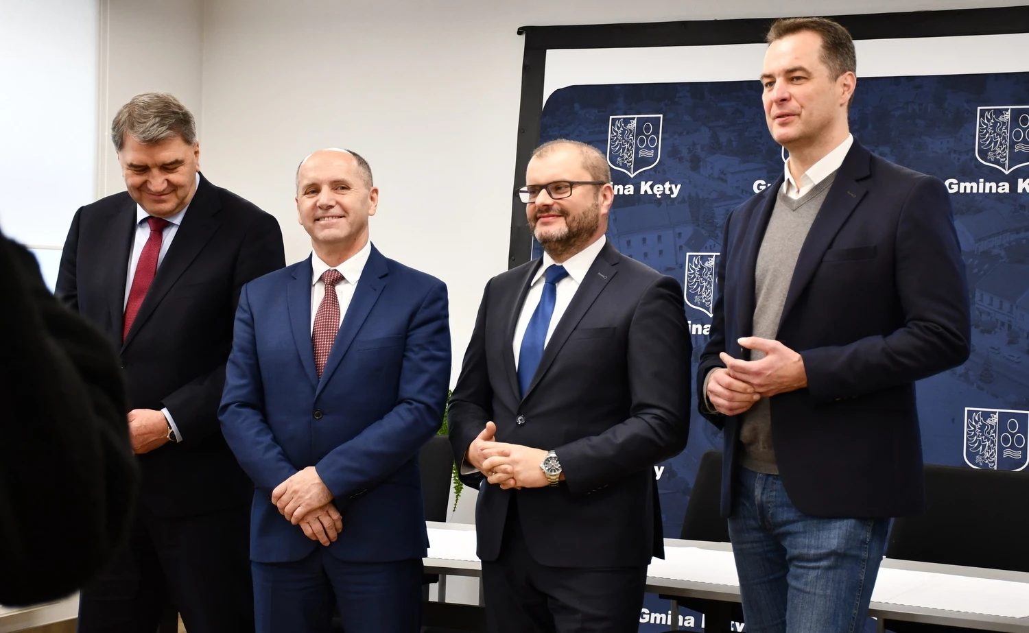 Na zdjęciu włodarze Oświęcimia, gminy Oświęcim, gminy Kęty i starosta podczas konferencji prasowej w Kętach