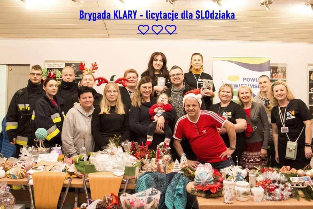 Pamiątkowe zdjęcie osób zaangażowanych w organizację jarmarku świątecznego w Brzeszczach.