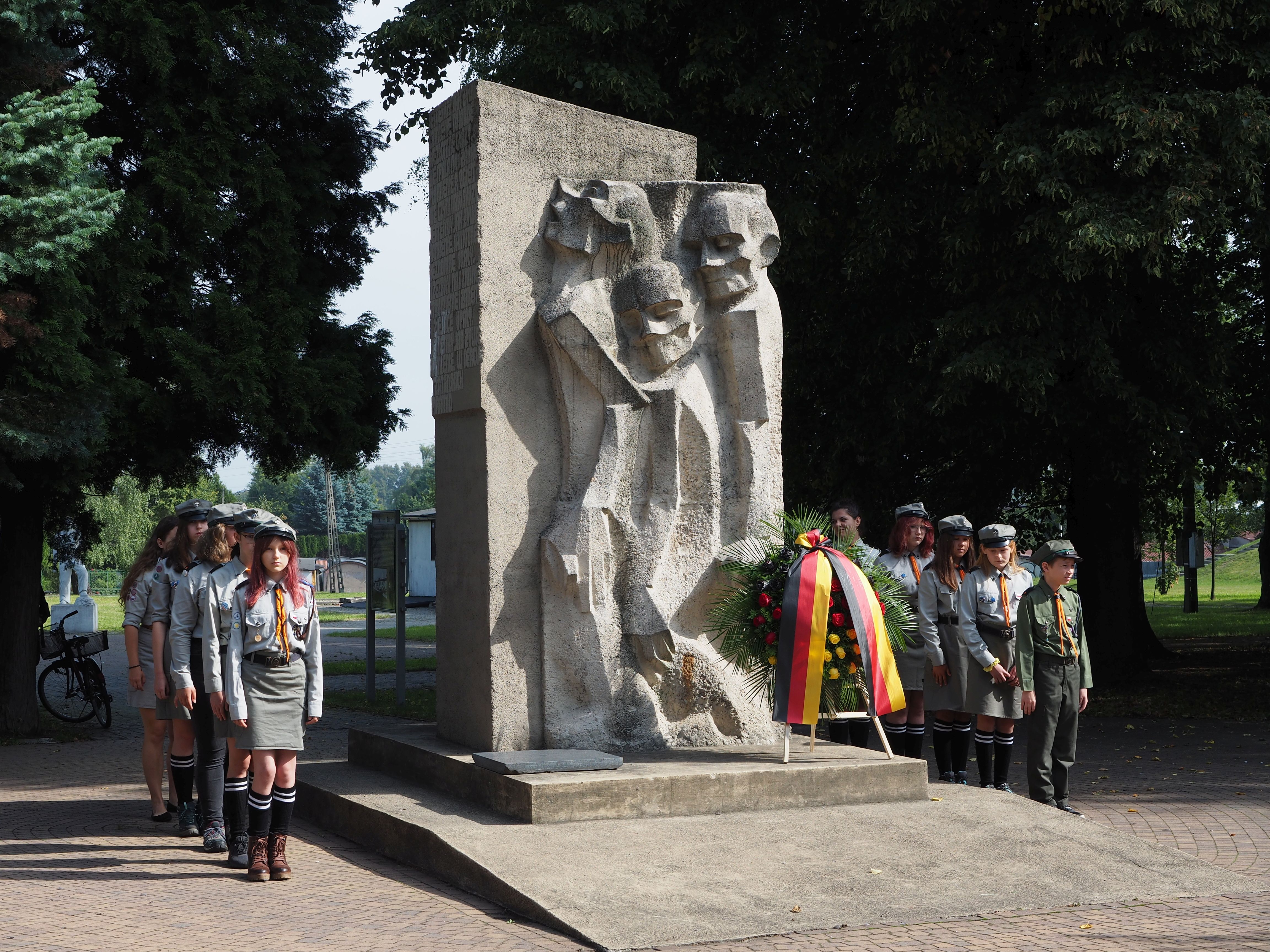 Warta honorowa harcerzy przed pomnikiem ku czci więźniów podobozu Jawischowitz.