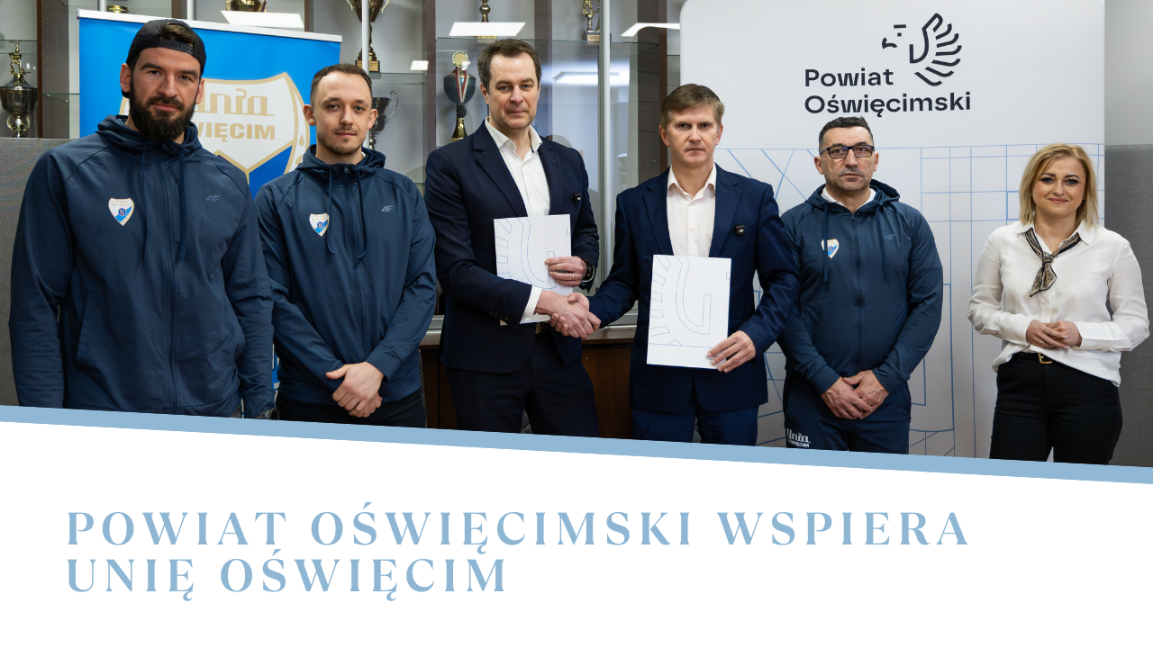 Zdjęcie starosty oraz prezesa oświęcimskiego sportu z hokeistami, trenerem oraz naczelnikiem wydziału promocji powiatu, kultury i sportu 