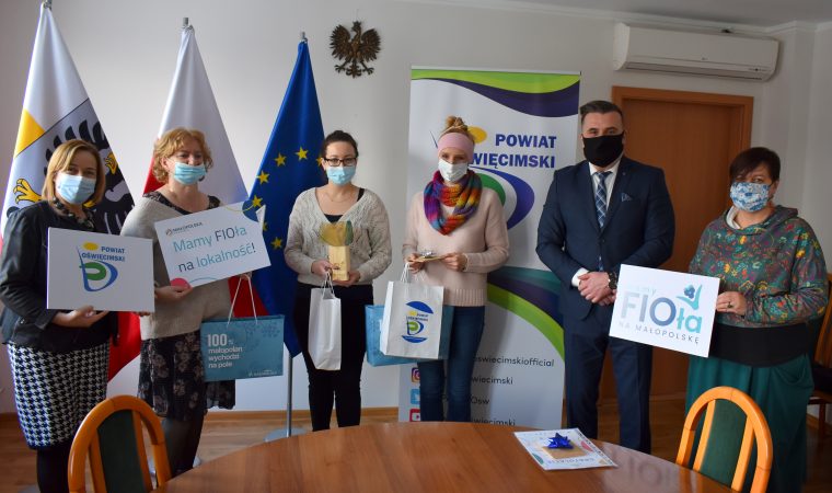 Grupa osób trzymających nagrody