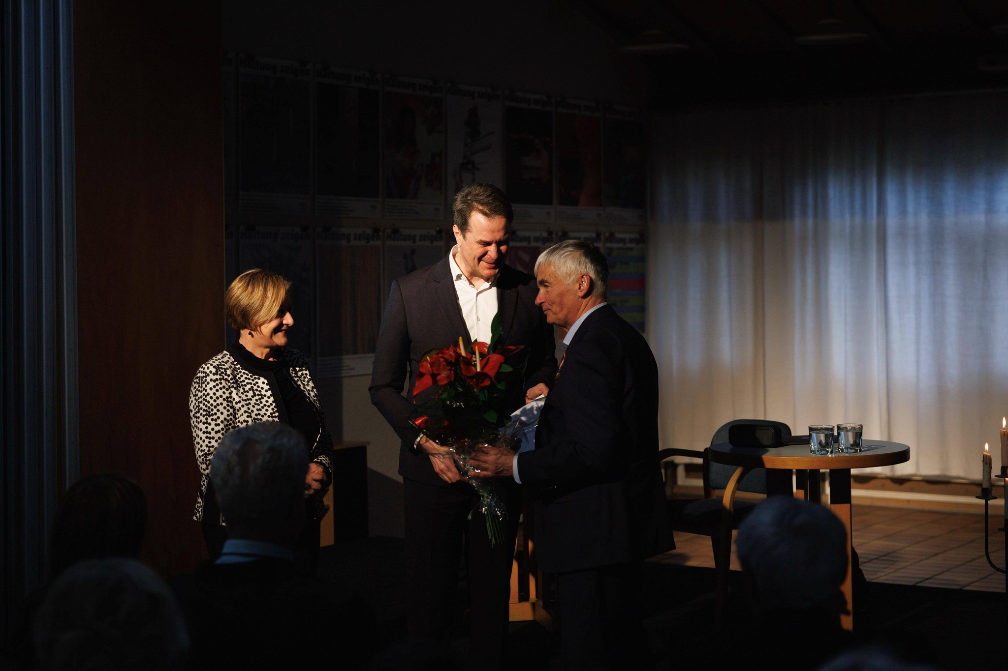 Na zdjęciu starosta, wicestarosta i odznaczony medalem Leszek Szuster