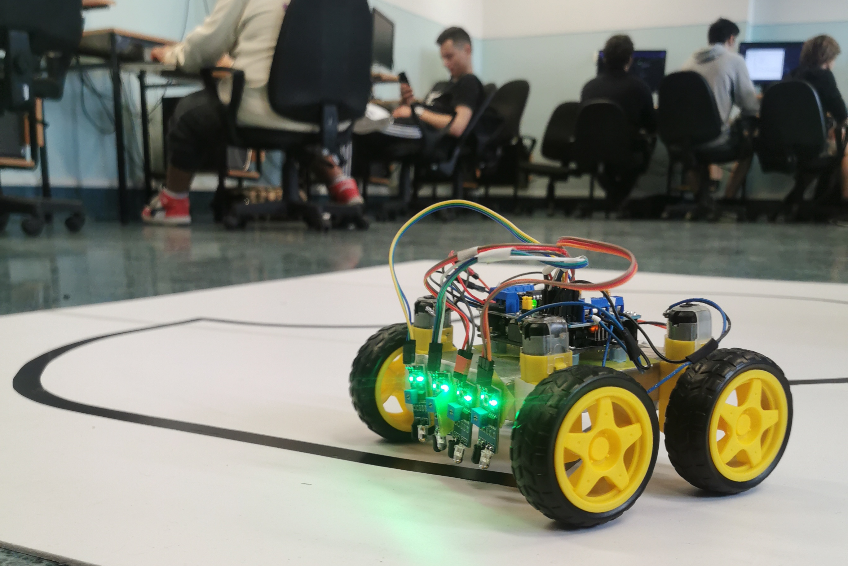 Jeden z uczniów zaprezentował robota, z którym próbował sił w Międzynarodowym Turnieju Robotów „Robotic Tournament” w konkurencji LineFollower.
