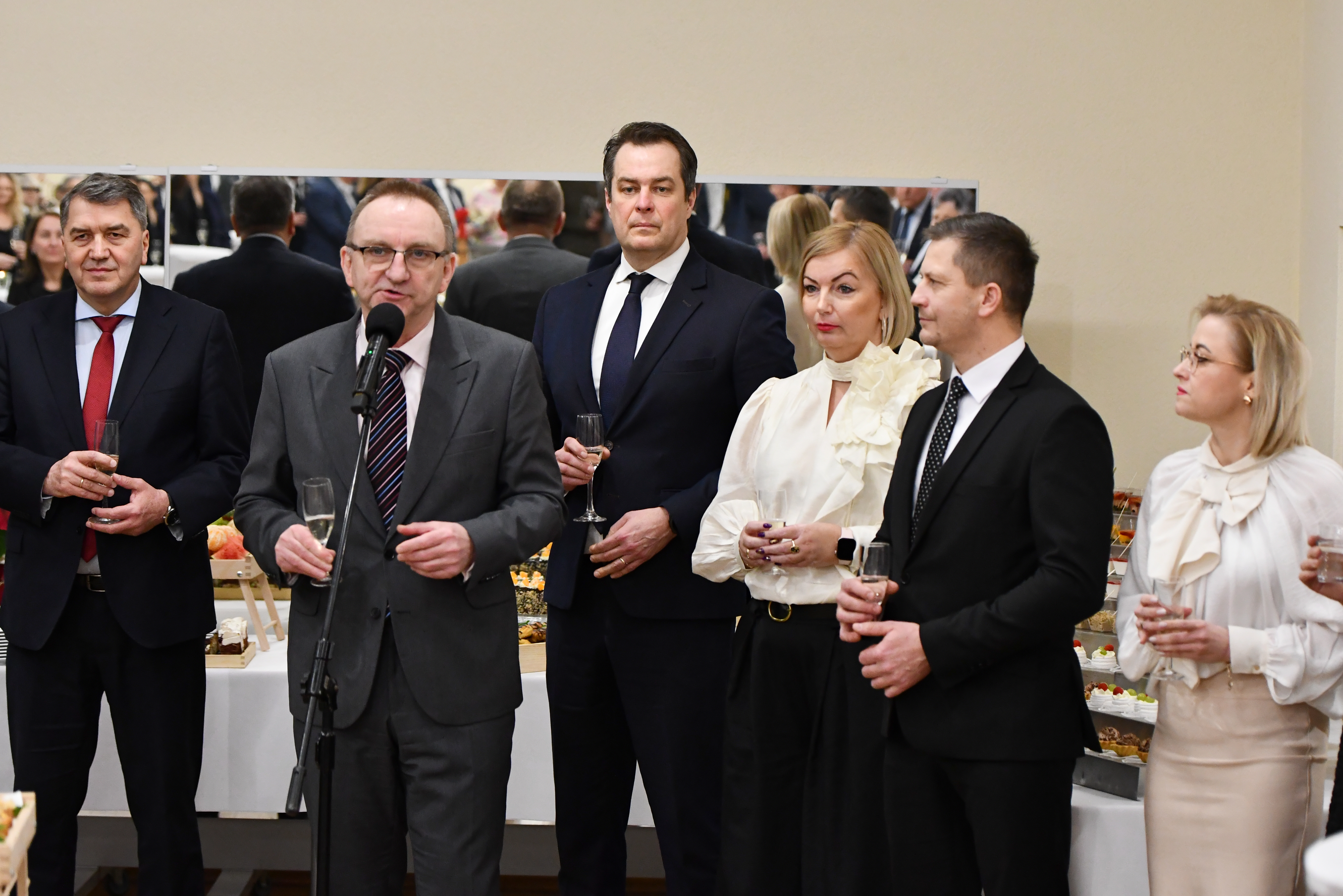 Grupa włodarzy Miasta i Powiatu z kieliszkami szampana w ręku