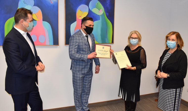 Wręczenie listu gratulacyjnego i czeku