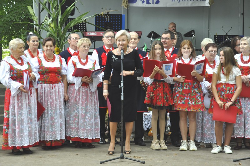 Na uroczystościach dożynkowych w Grojcu przemawia członkini zarządu powiatu.