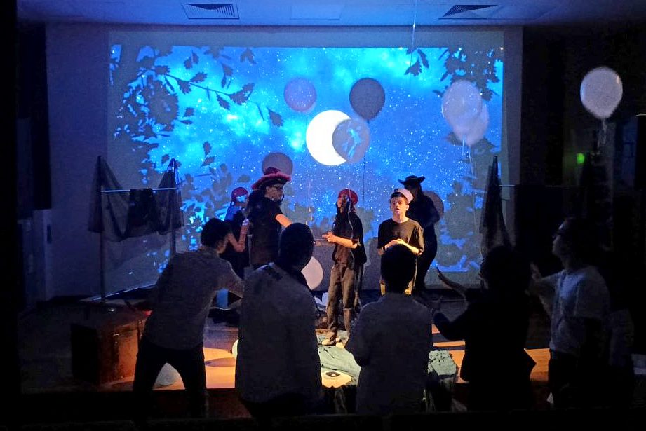 Występ grupy teatralnej na scenie Specjalnego Ośrodka Szkolno-Wychowawczego w Oświęcimiu.