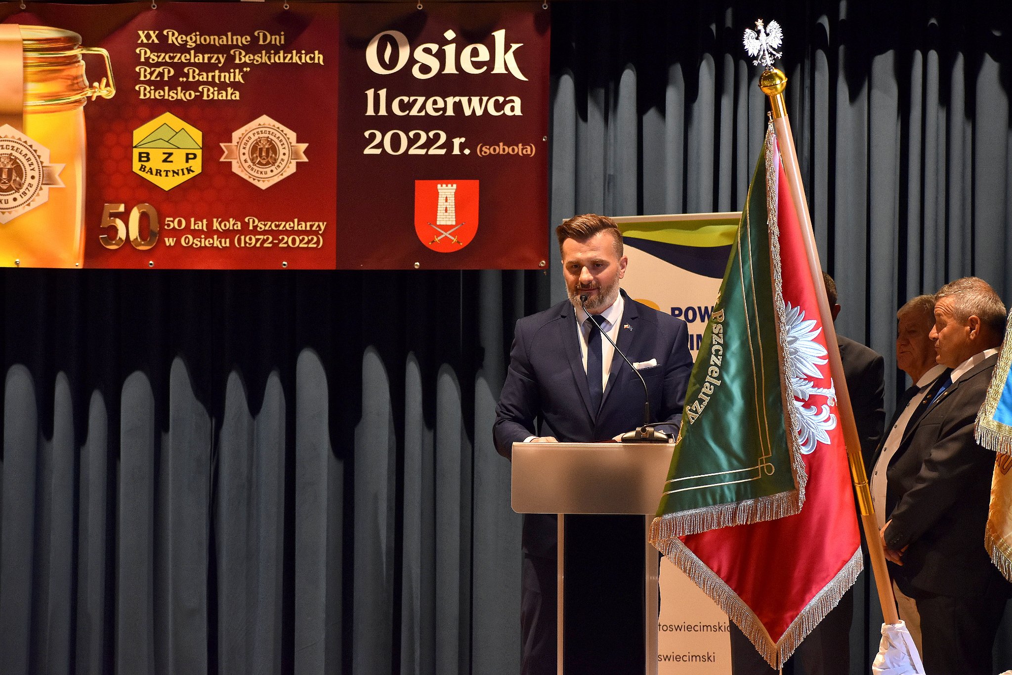 Na jubileuszu osieckich pszczelarzy przemawia wicestarosta Paweł Kobielusz.