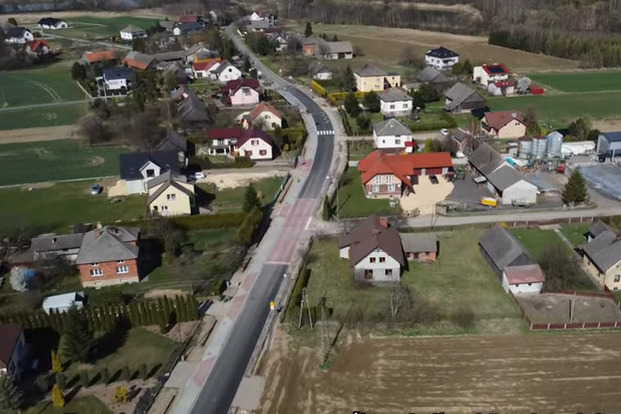 Widok z drona na przebudowany odcinek drogi powiatowej w Witkowicach w Gminie Kęty.