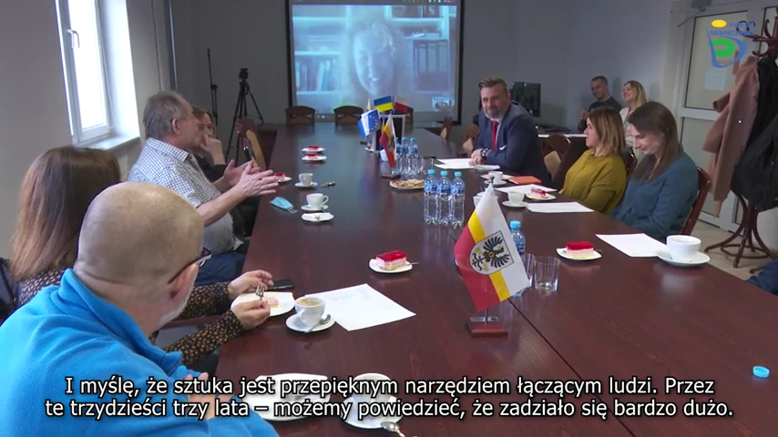 Przy stole siedzą uczestnicy polsko-niemieckiego spotkania artystów i władz powiatu.