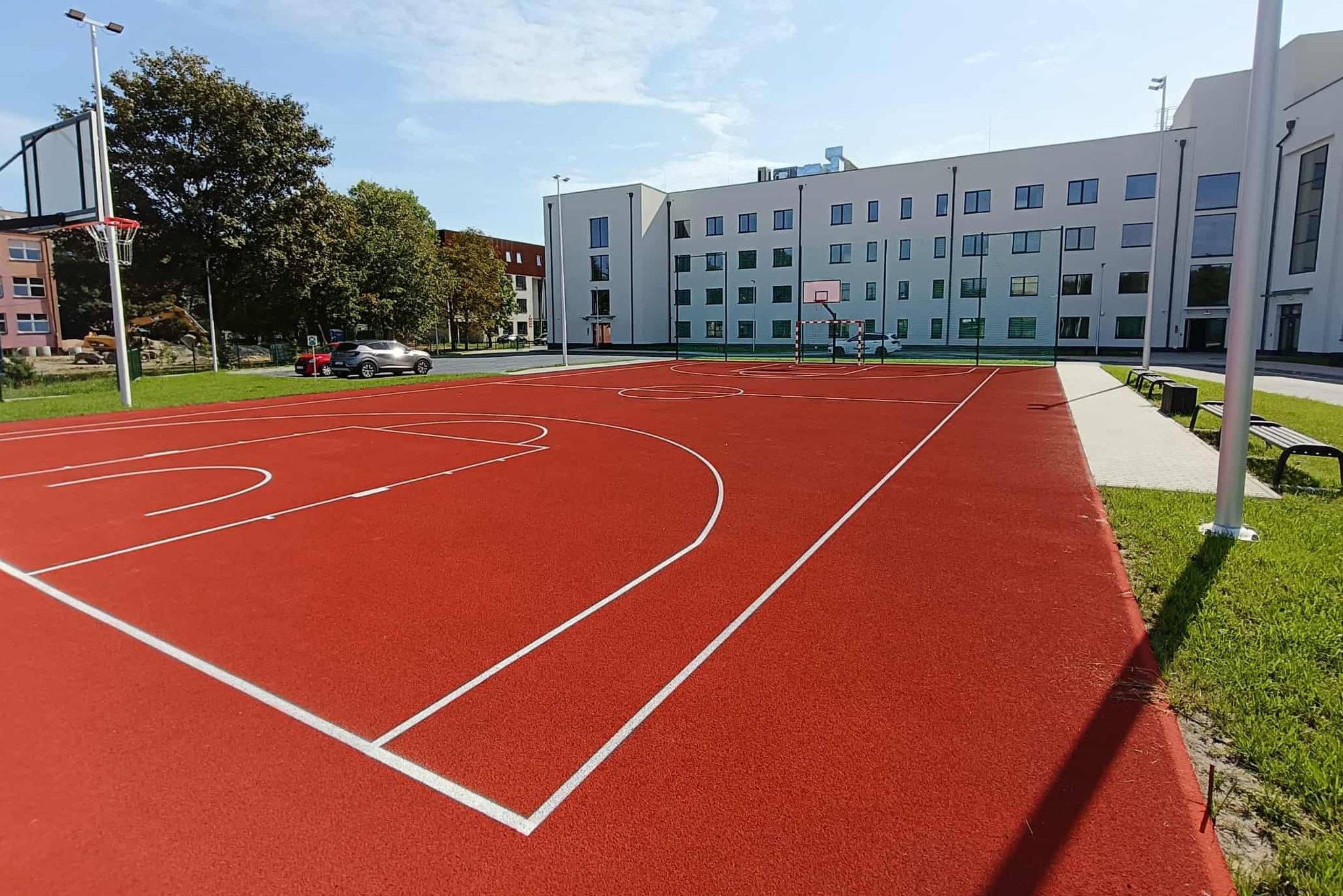 Widok na nowe boisko zewnętrze oraz budynki powstałe w III etapie rozbudowy SOSW