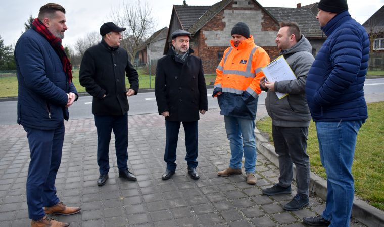 Mężczyźni stojący w grupie