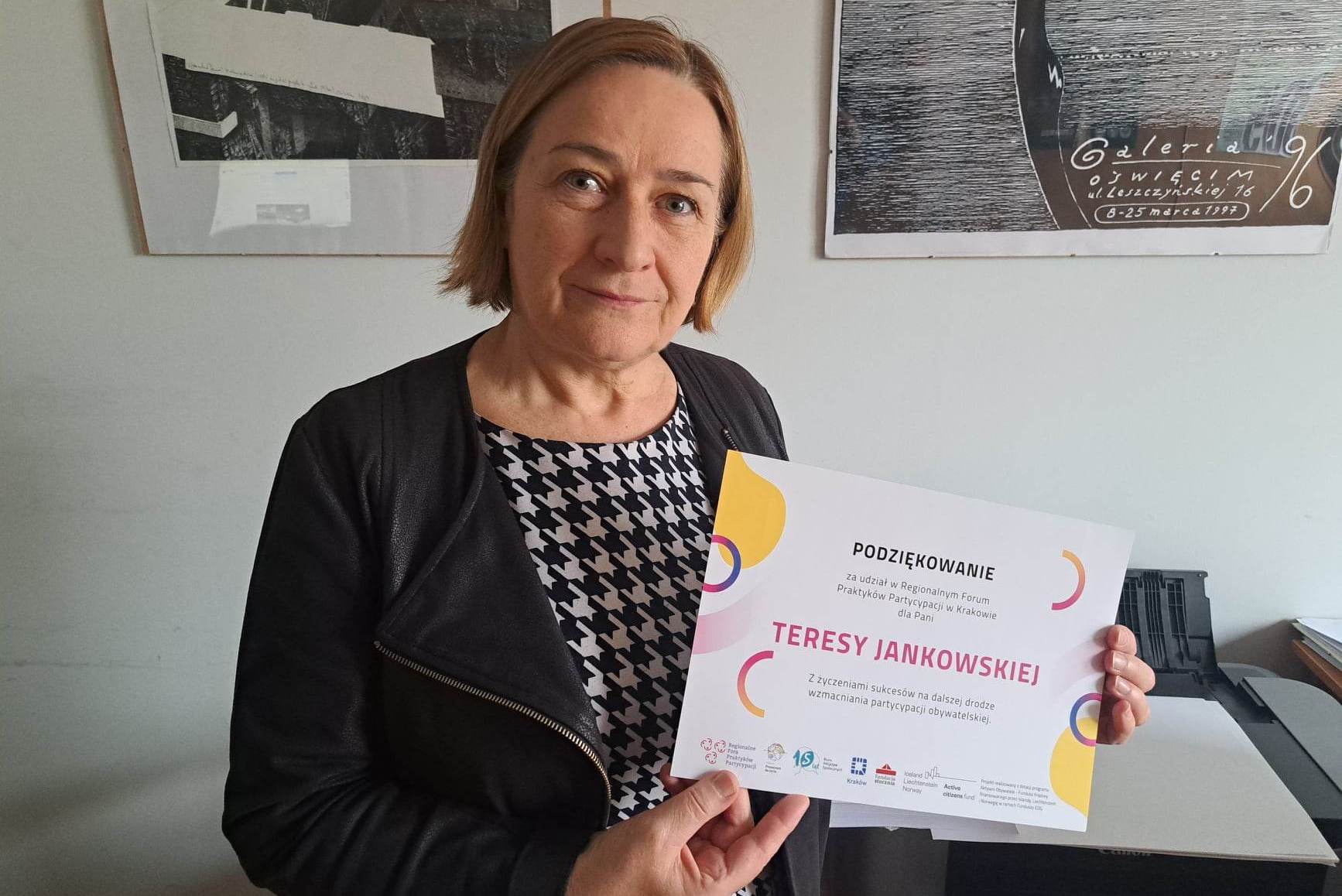 Na zdjęciu Teresa Jankowska, członkini Zarządu Powiatu w Oświęicimiu prezentująca podziękowania od organizatorów Forum