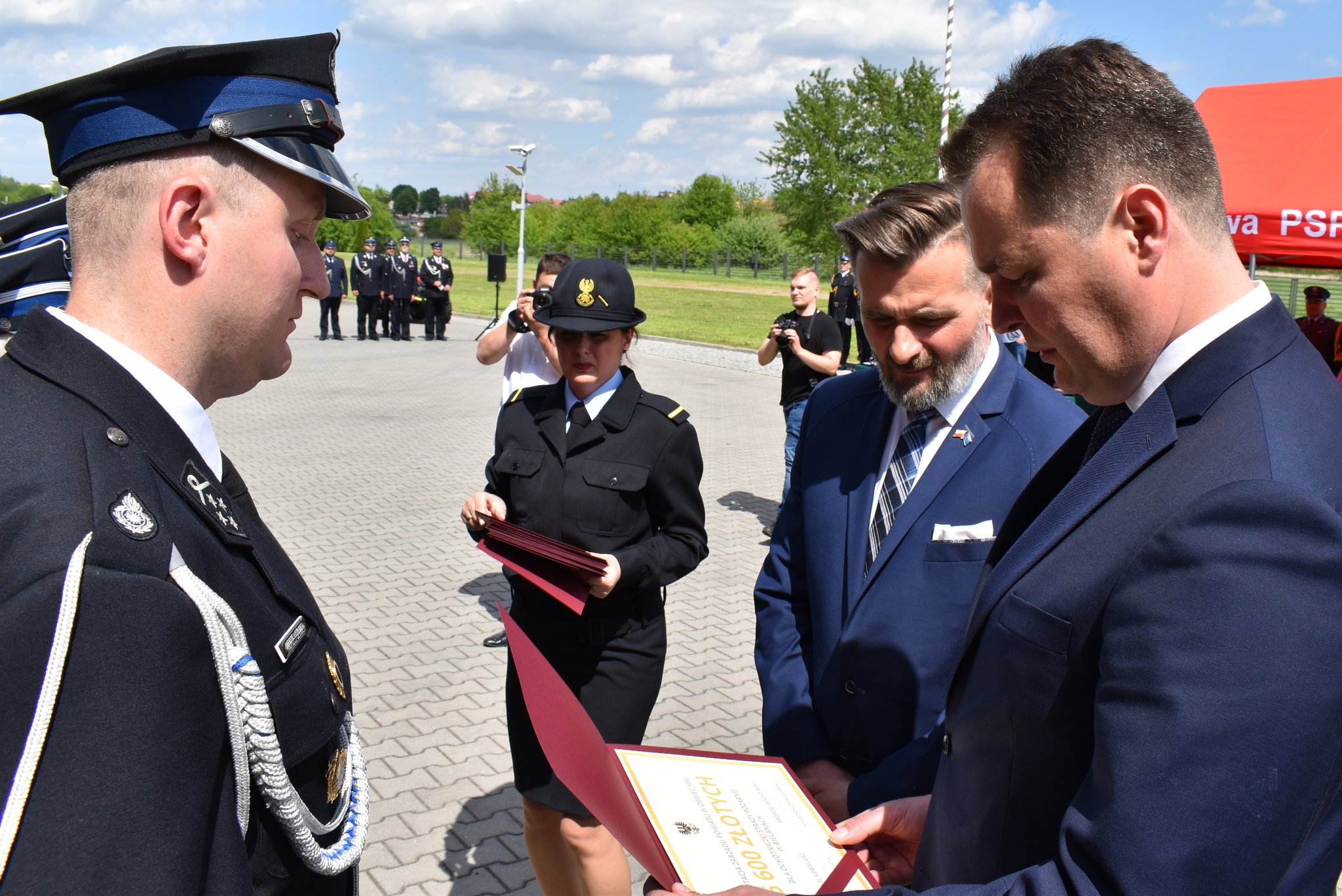 Na zdjęciu starosta wraz z wicestarostą wręczający promesę dotacji przedstawicielowi jednostki OSP.