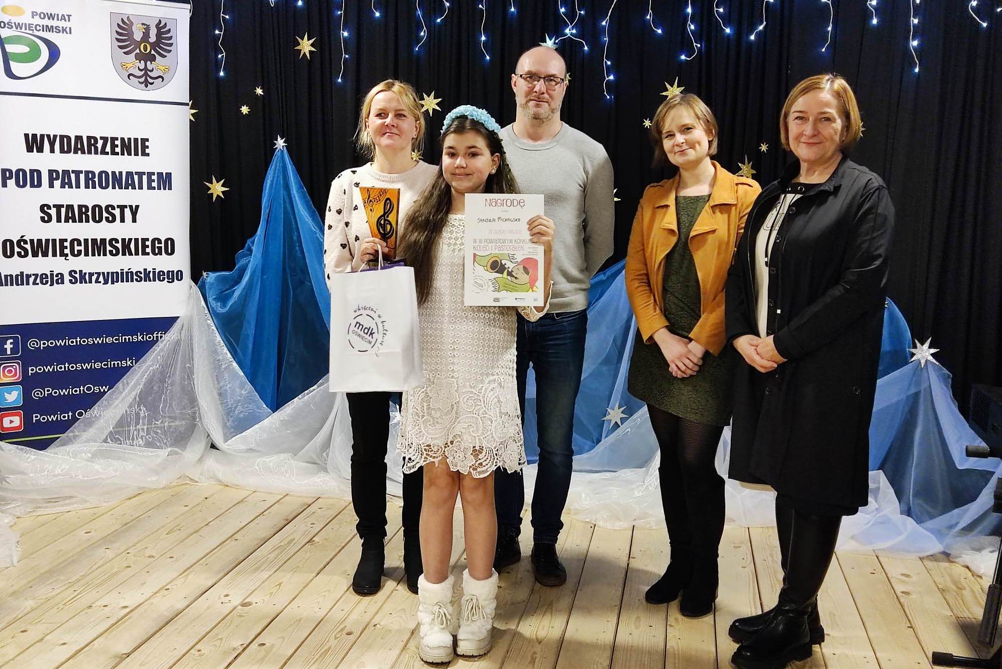 Na scenie Piwnicy Artystycznej do pamiątkowego zdjęcia stanęli laureatka konkursu, członkowie jury i członkini zarządu powiatu.