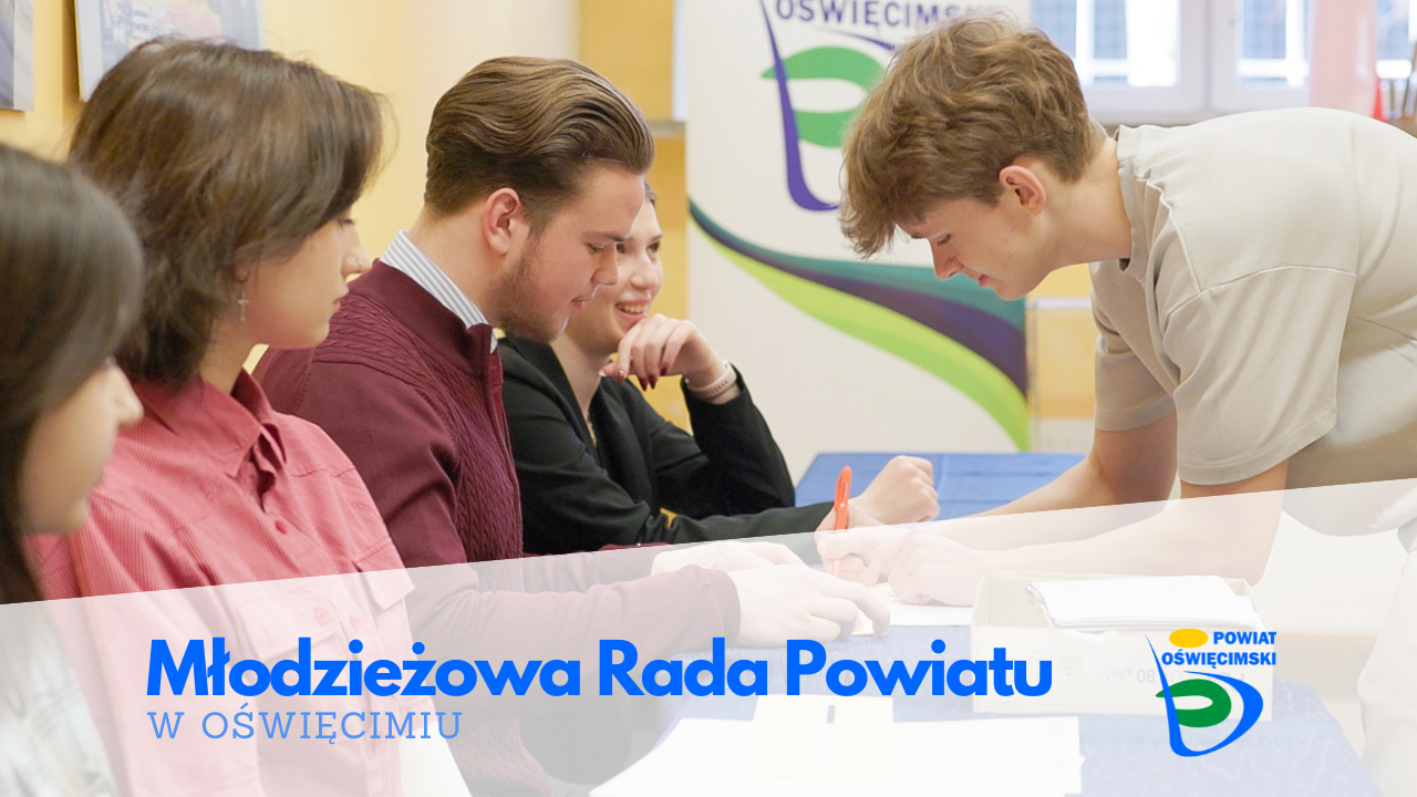 Członkowie komisji wyborczej oraz głosujący w Konarze