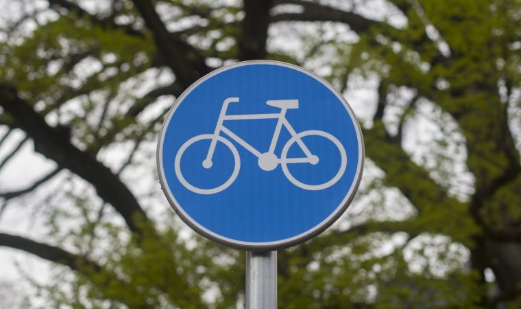 Znak nakazu jazdy drogą rowerową.