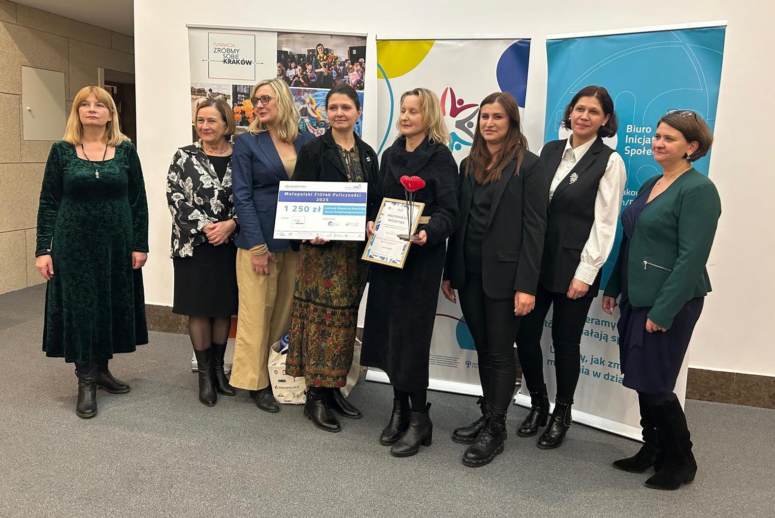 Pamiątkowe zdjęcie organizatorów i laureatów konkursu oraz wicestarosty