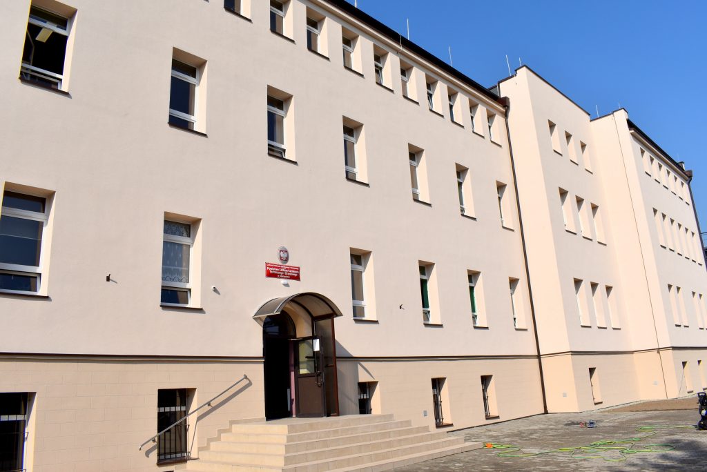 Na zdjęciu budynek Powiatowego Centrum Kształcenia Technicznego i Branżowego w Oświęcimiu.