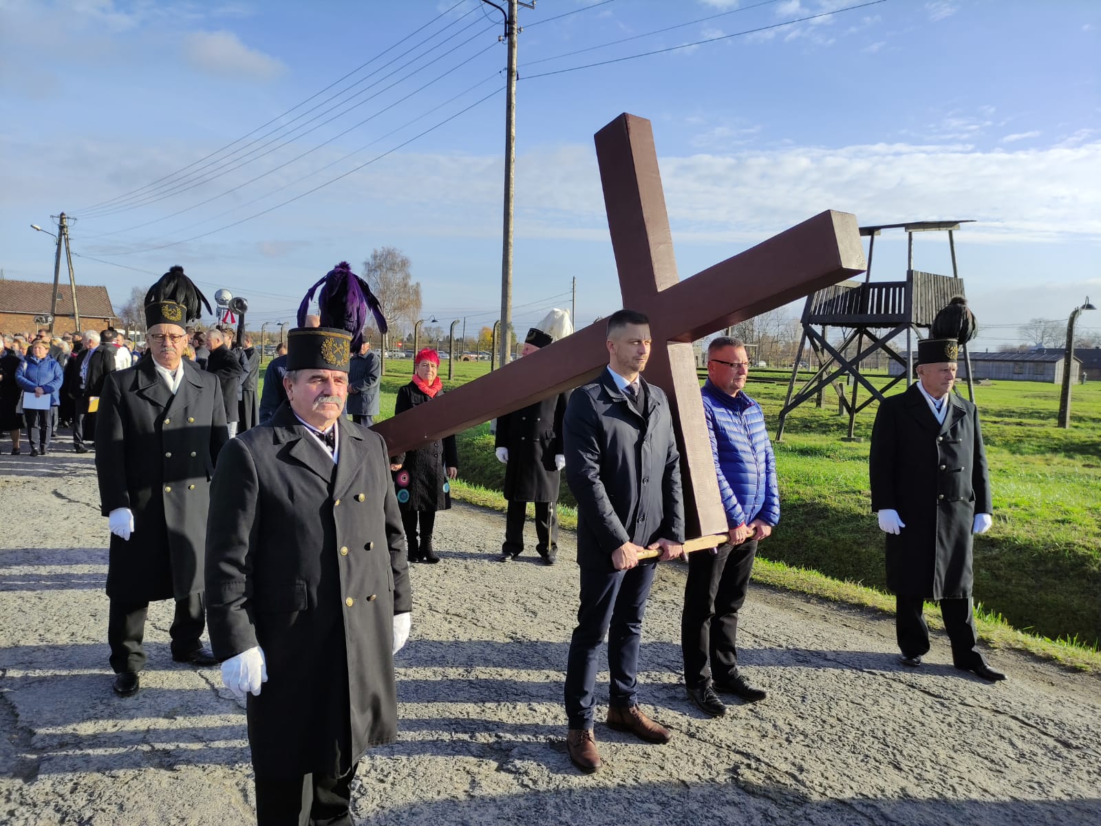 Na zdjęciu niosący krzyż na terenie byłego obozu zagłady Birkenau.