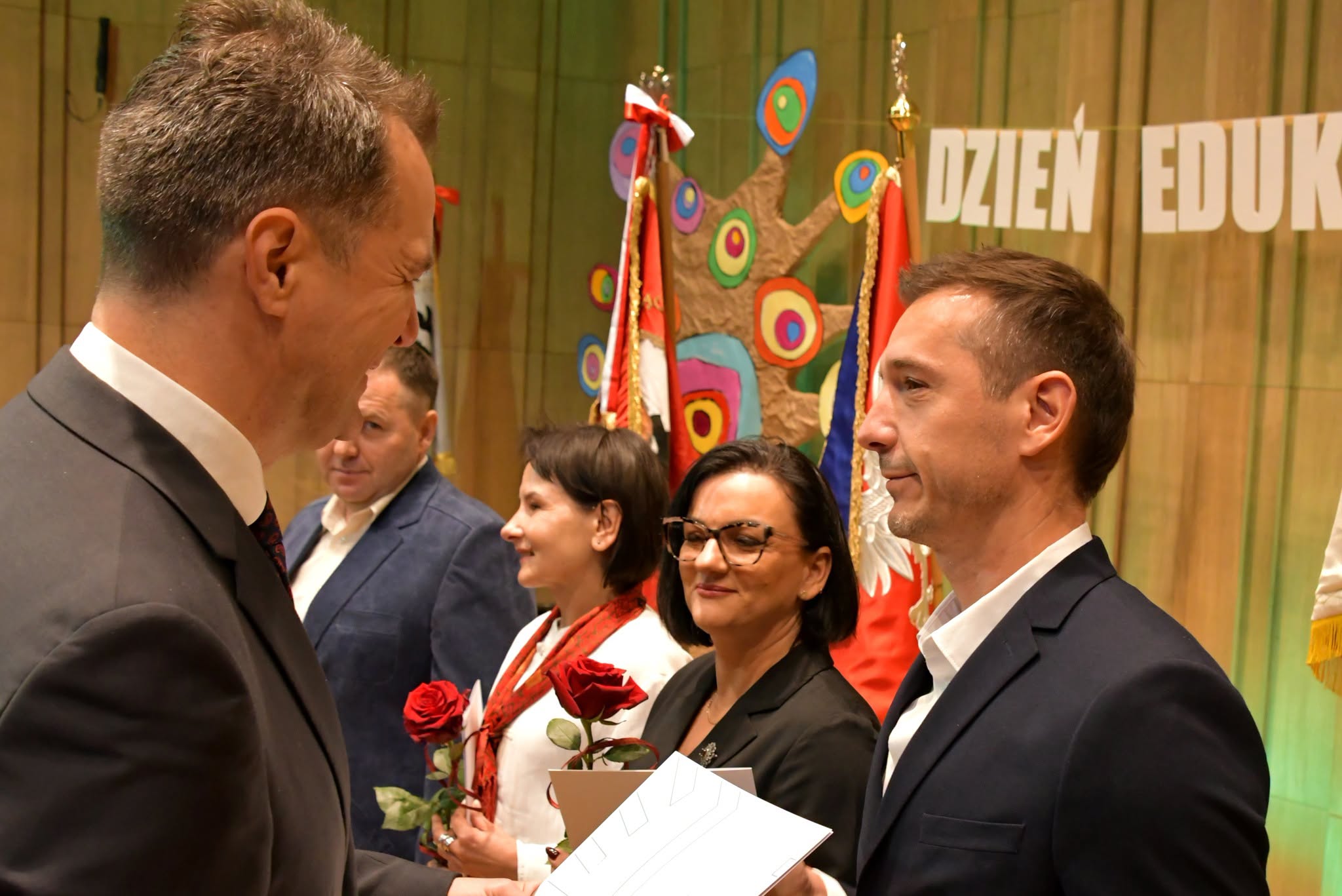 Starosta gratuluje nagrodzonemu nauczycielowi