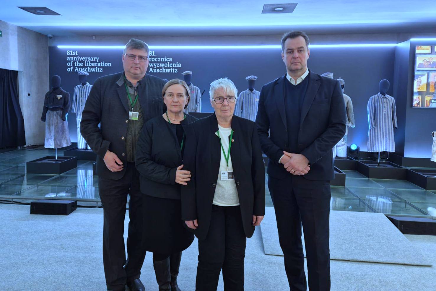 Pamiątkowe zdjęcie włodarzy Powiatu Dachau i Oświęcimskiego w budynku tzw. sauny na terenie byłego obozu Birkenau