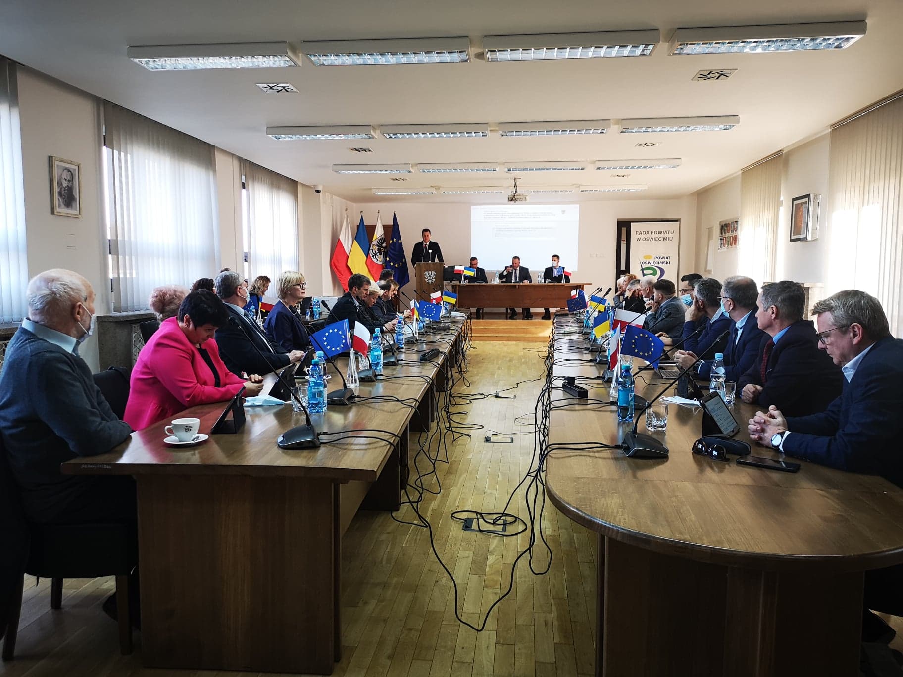W sali obrad w internacie powiatowego "Chemika" obradują radni powiatowi. W tle widać przemawiającego starostę oświęcimskiego.