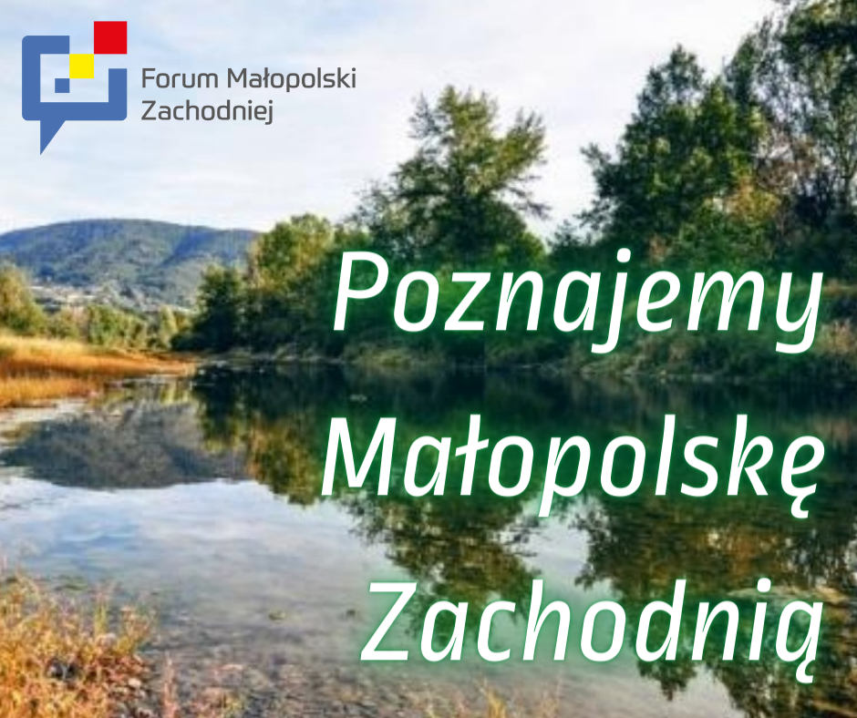 Na zdjęciu baner na którym widac góry, jezioro i las. Oraz napisy: Poznajemy Małopolskę Zachodmnią i logotyp z napisem Forum Małopolski Zachodniej.