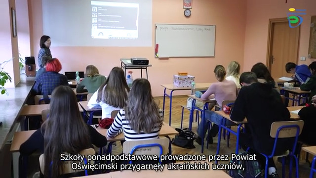 Kadr z filmu, na którym widać nauczycielkę z Liceum im. Konarskiego prowadzącą zajęcia dla ukraińskich uczniów.