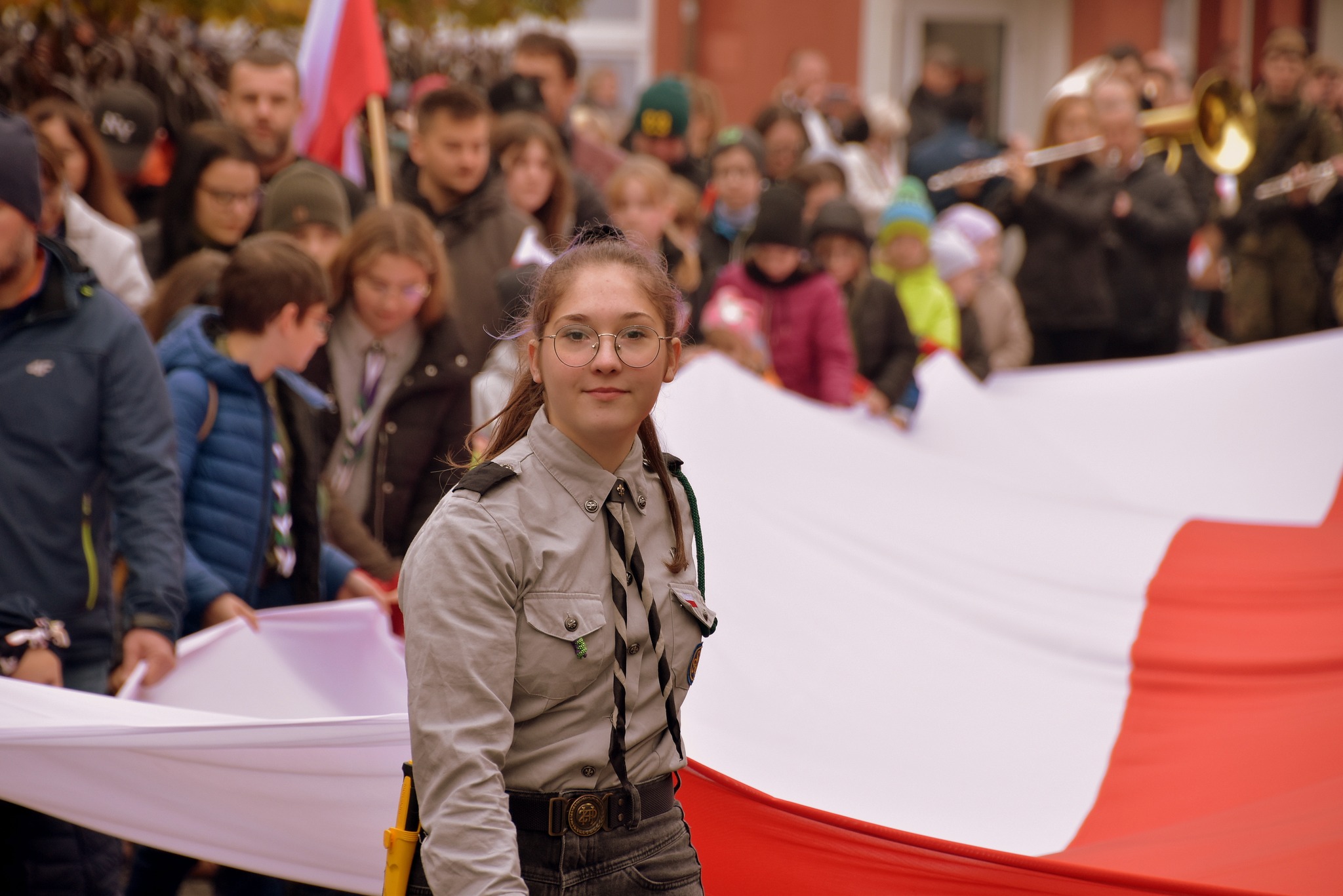 Harcerka na czele biało-czerwonego podchodu patriotycznego w Oświęcimiu