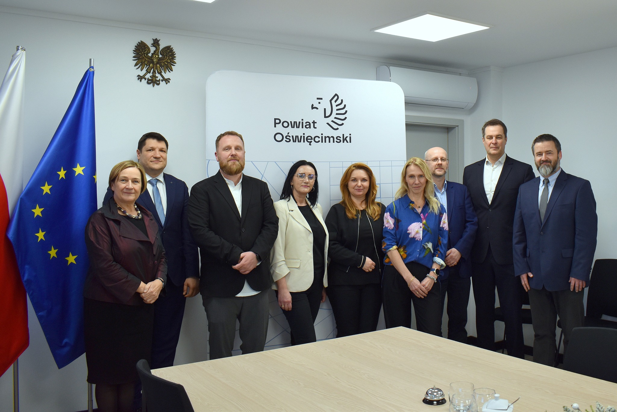 Pamiątkowe zdjęcie sygnatariuszy porozumienia o powołaniu spółdzielni socjalnej w Oświęcimiu