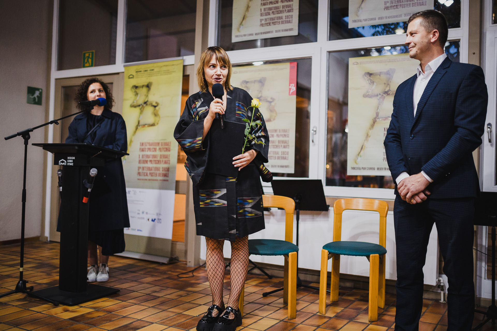 Głos zabiera laureatka Nagrody Starosty Oświęcimskiego, obok stoi członek zarządu powiatu