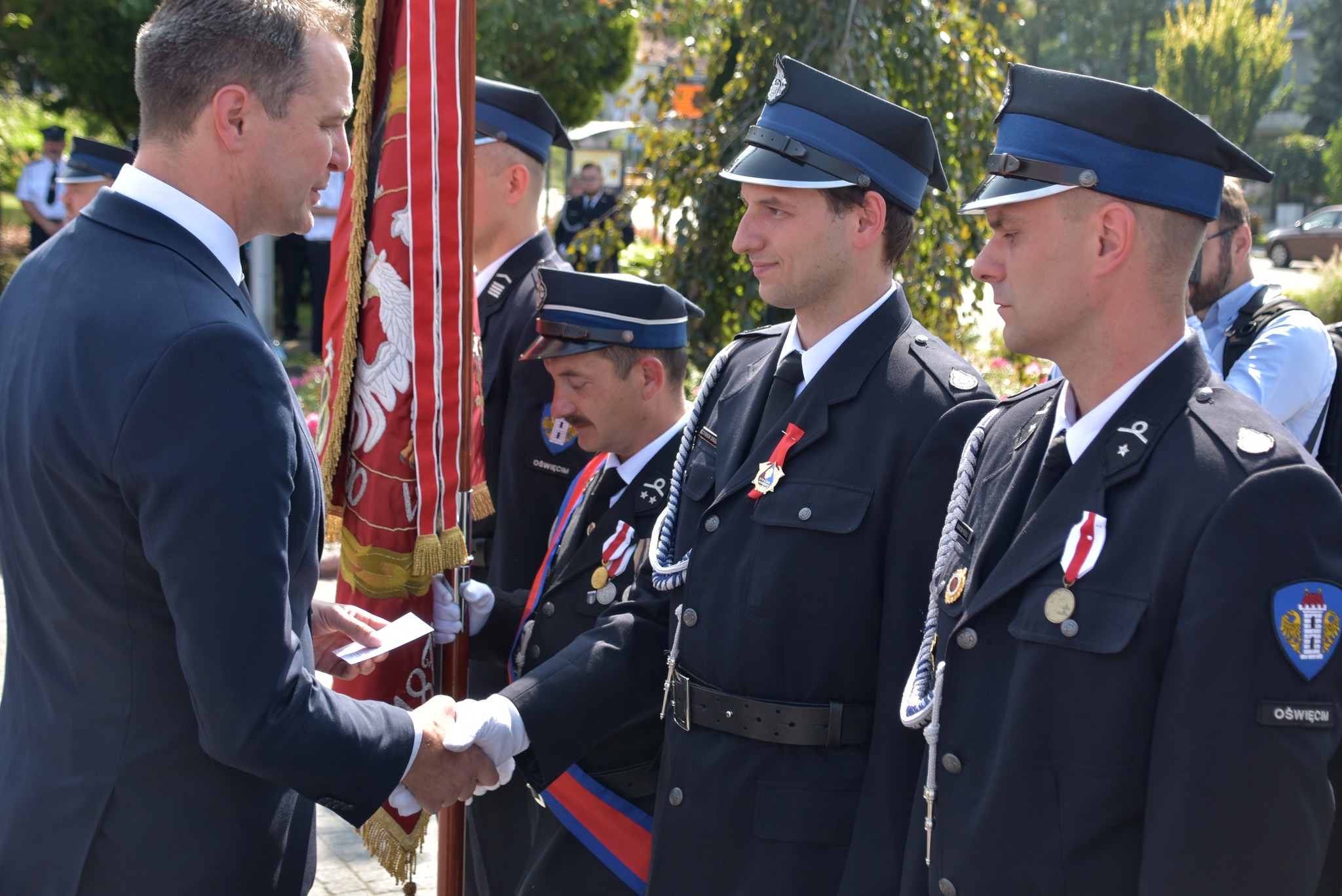 Starosta gratuluje wyróżnionym strażakom
