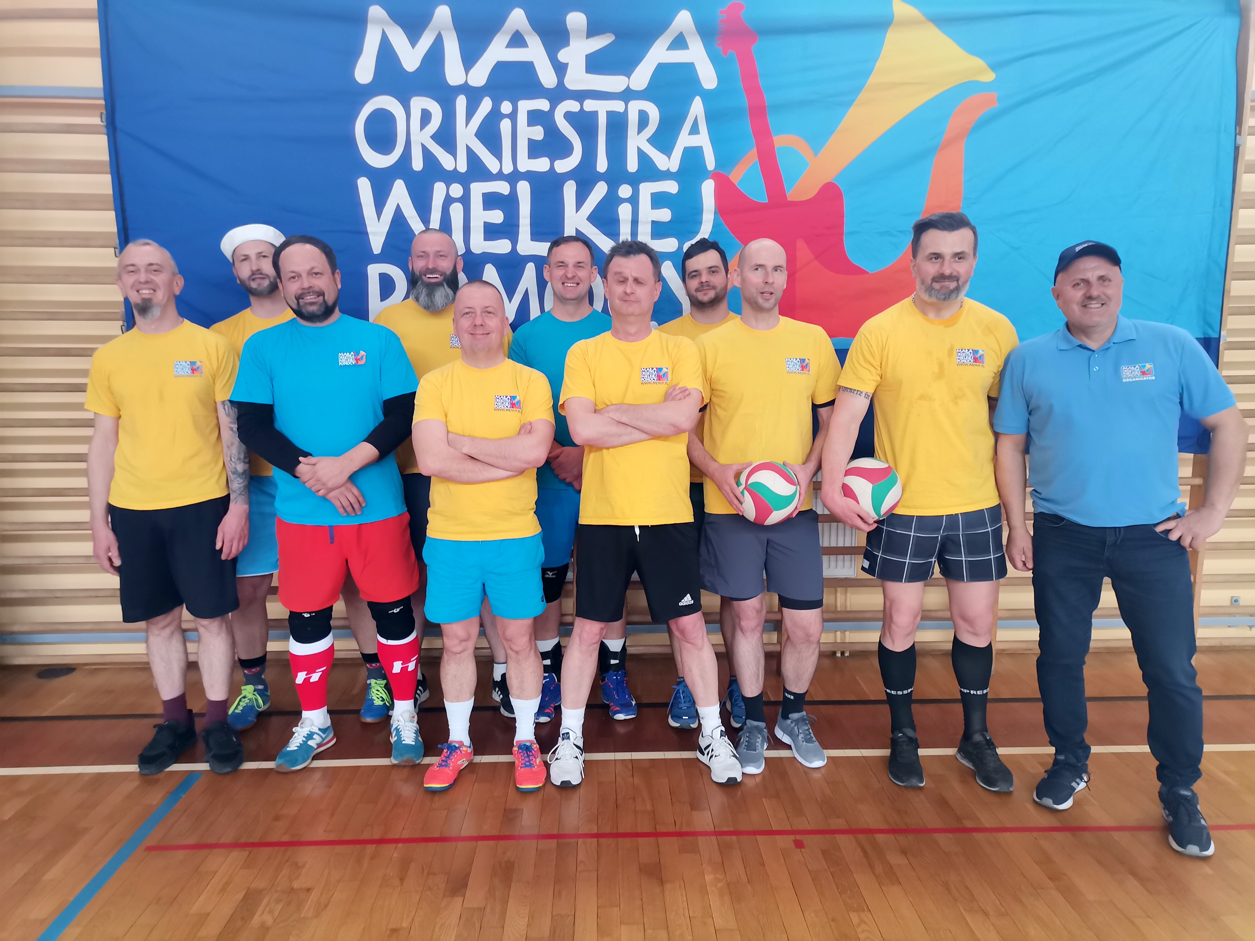 Wspólne zdjęcie zawodników drużyny Przyjaciół Małej Orkiestry Wielkiej Pomocy
