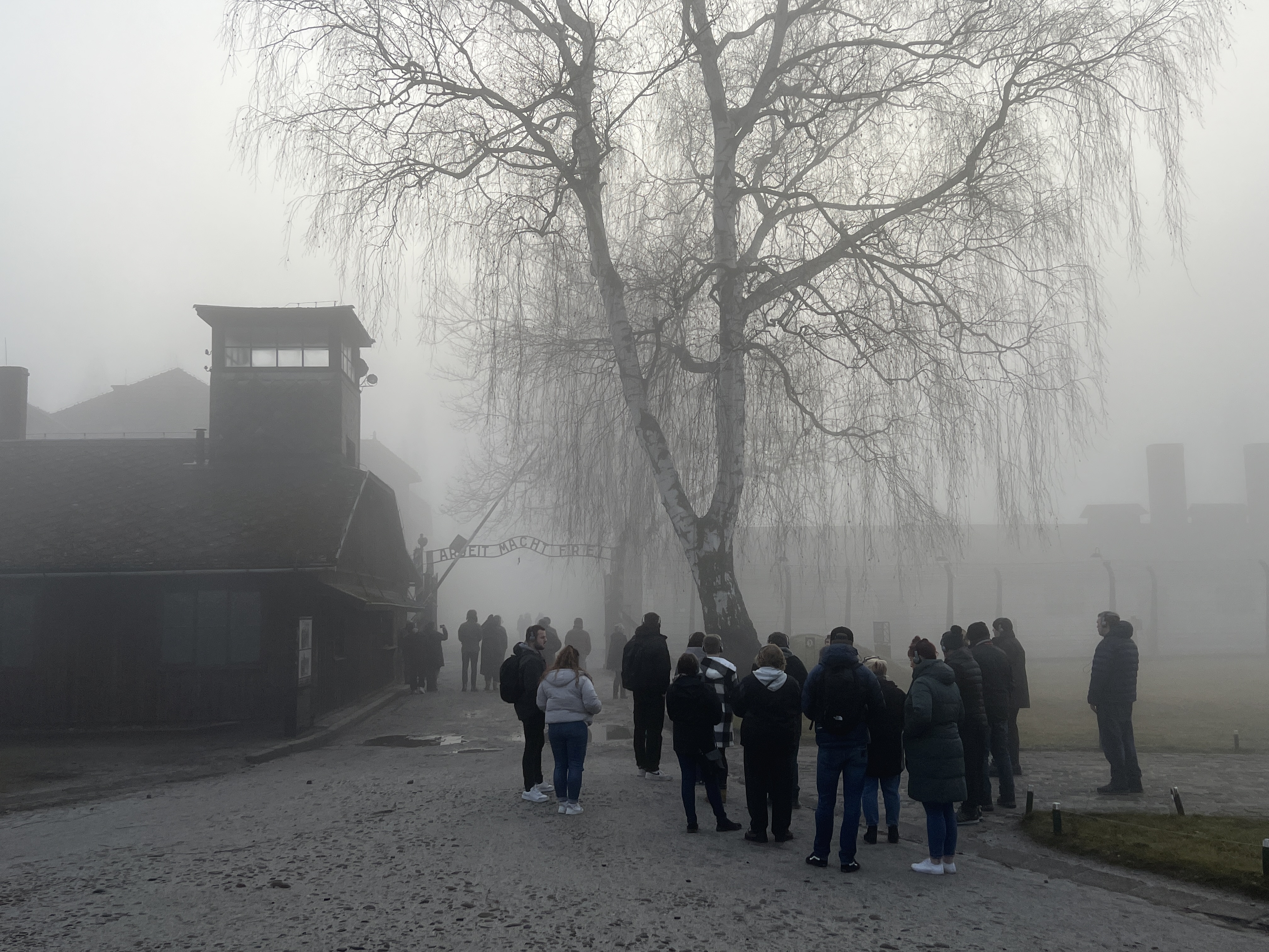 Widok na napis Arbeit macht frei w byłym niemieckim obozie Auschwitz