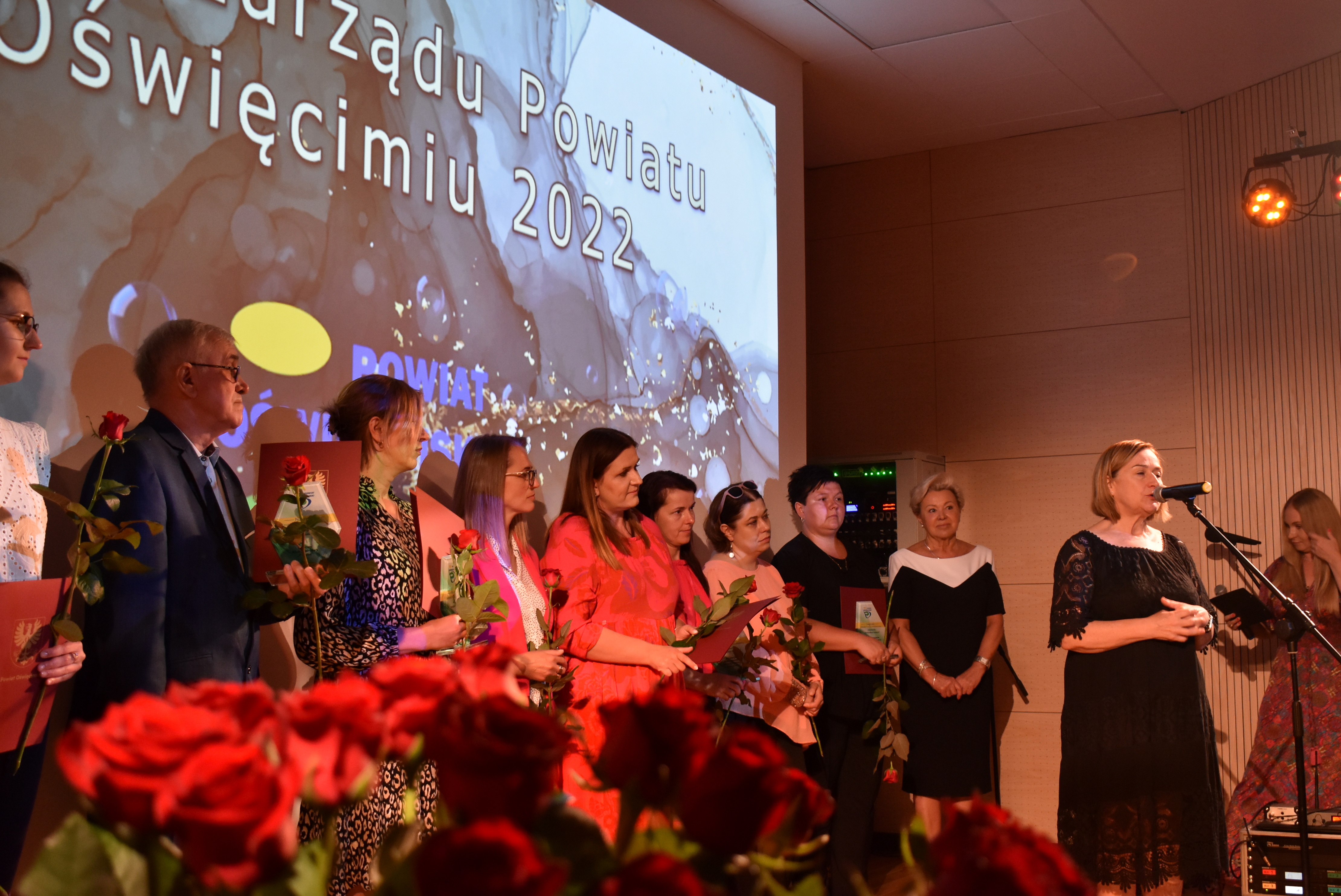 na zdjęciu nagrodzeni w kategorii organizacja pozarządowych wraz z członkiniami zarządu powiatu Teresą Jankowską i Grażyną Kopeć.u
