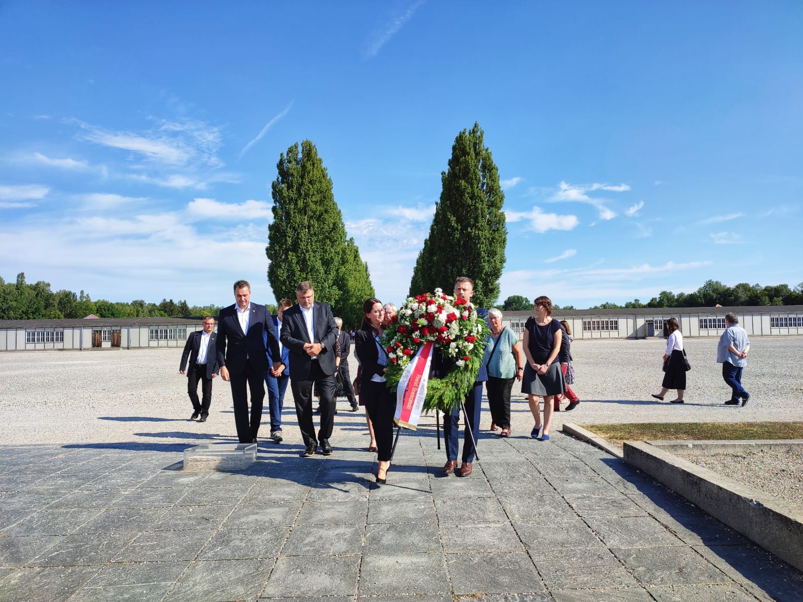 Delegacja polska i niemiecka składająca wieńce w Miejscu Pamięci Dachau