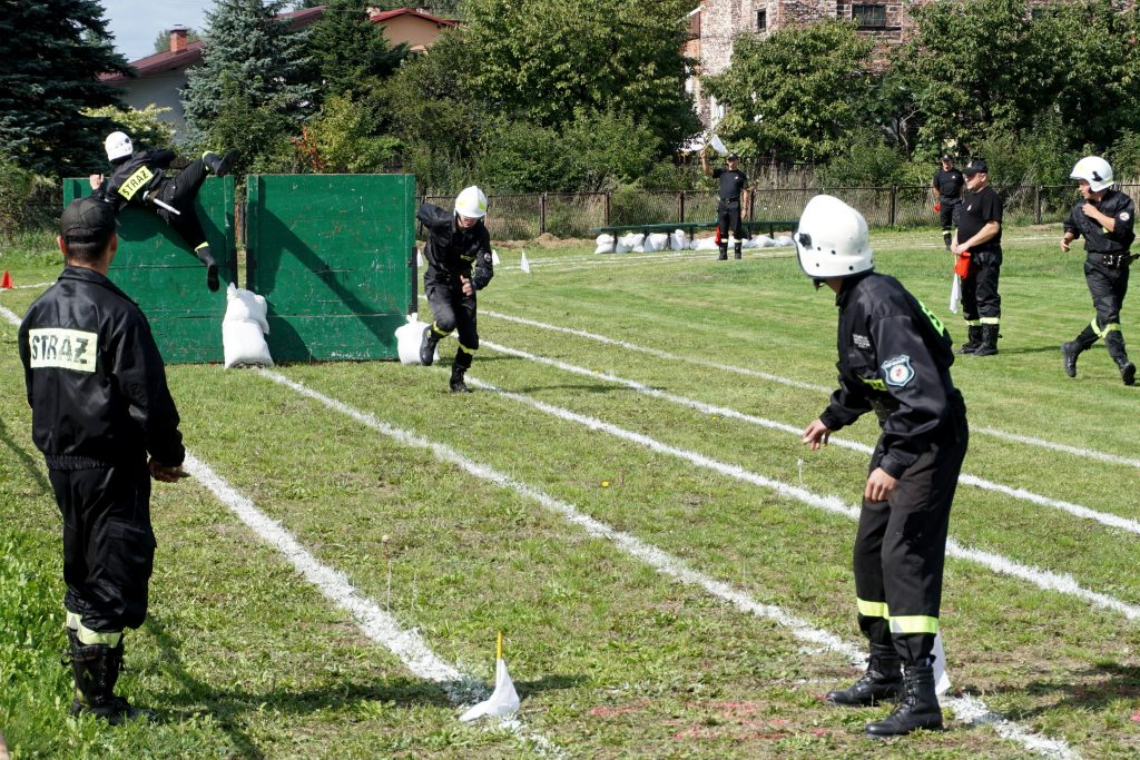 Na zdjęciu strażacy ochotnicy rywalizujący na torze przeszkód i bieżni.