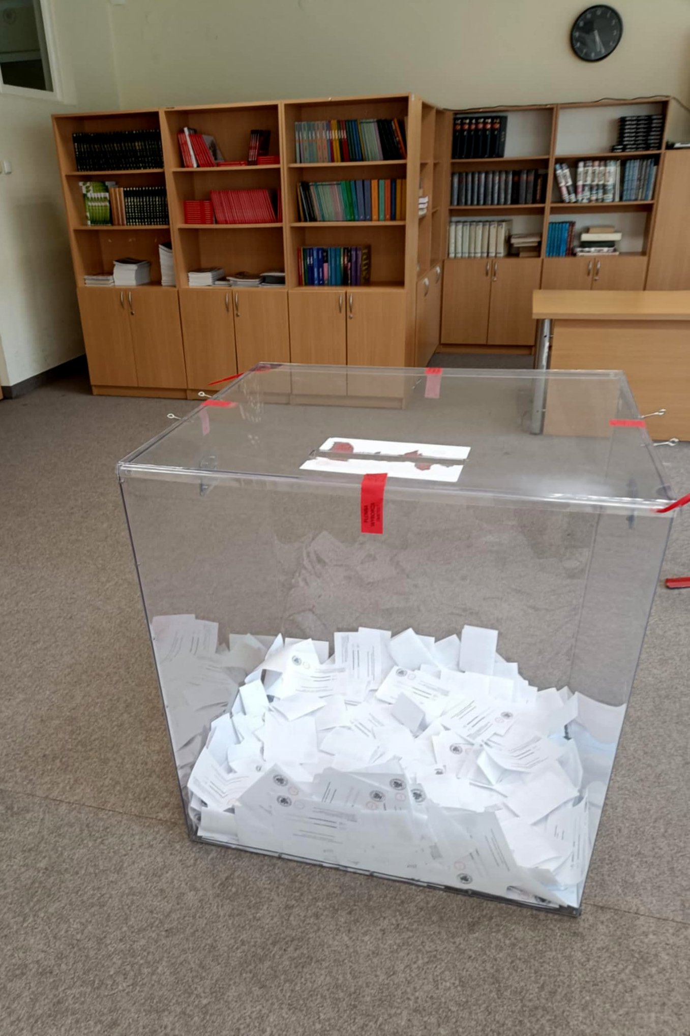 Widok na urnę wyborczą w jednym z lokali wyborczych w Oświęcimiu