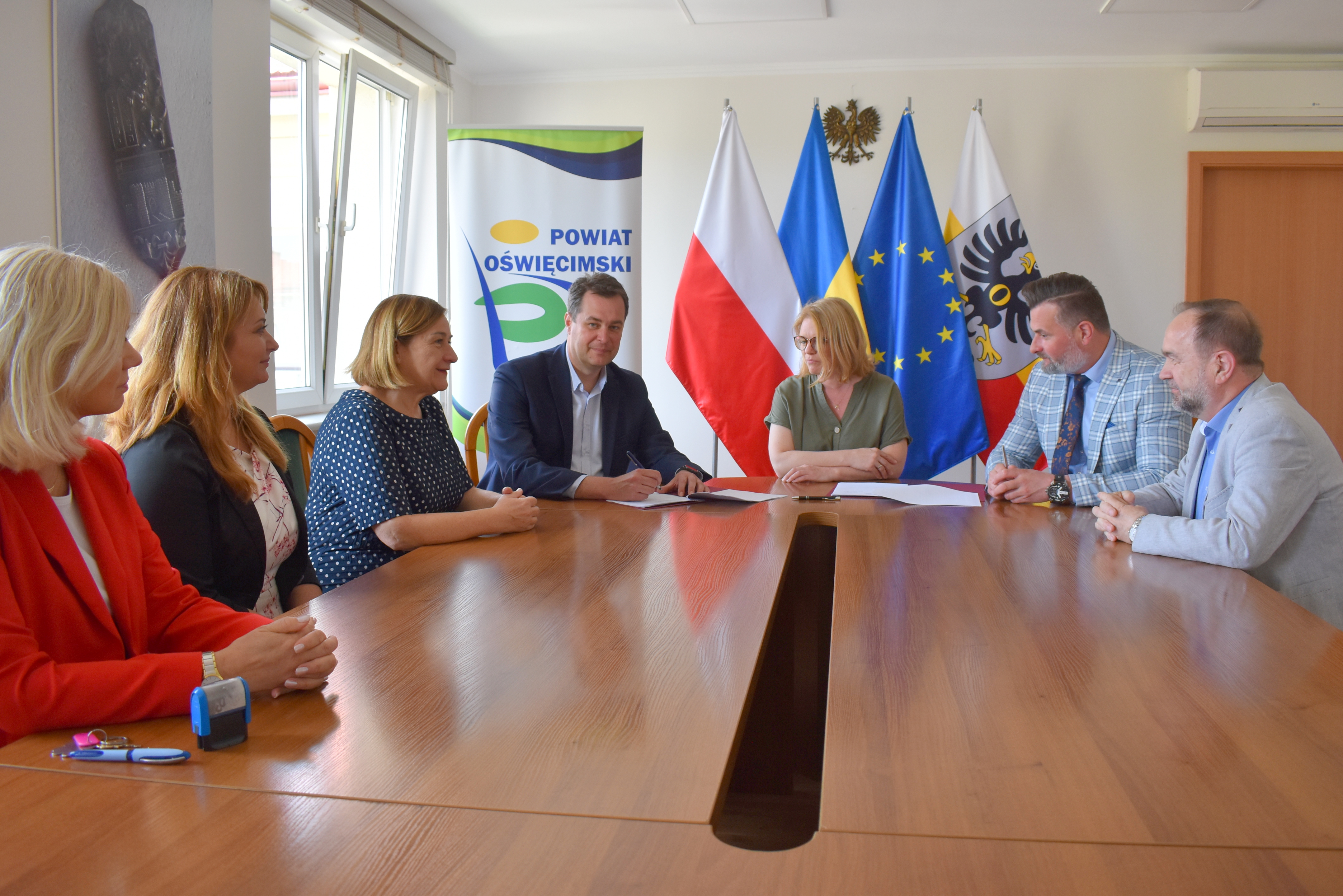 Na zdjęciu włodarze Powiatu wraz z przewodniczącą stowarzyszenia Nasz Bocian podczas podpisywania umowy na opracowanie programu leczenia niepłodności metodą in vitro