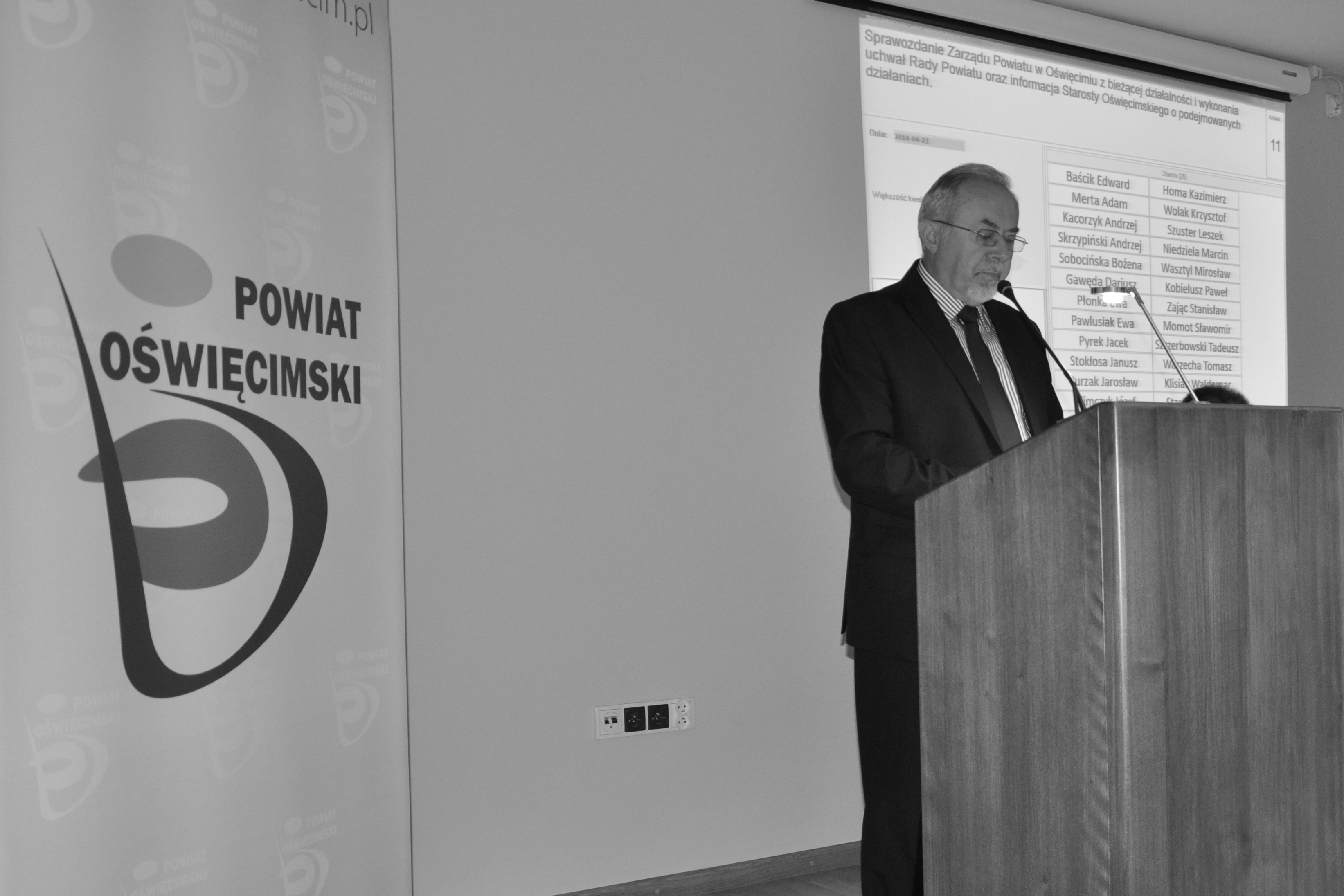 Czarno-białe zdjęcie na którym widać przemawiającego starostę Józefa Krawczyka
