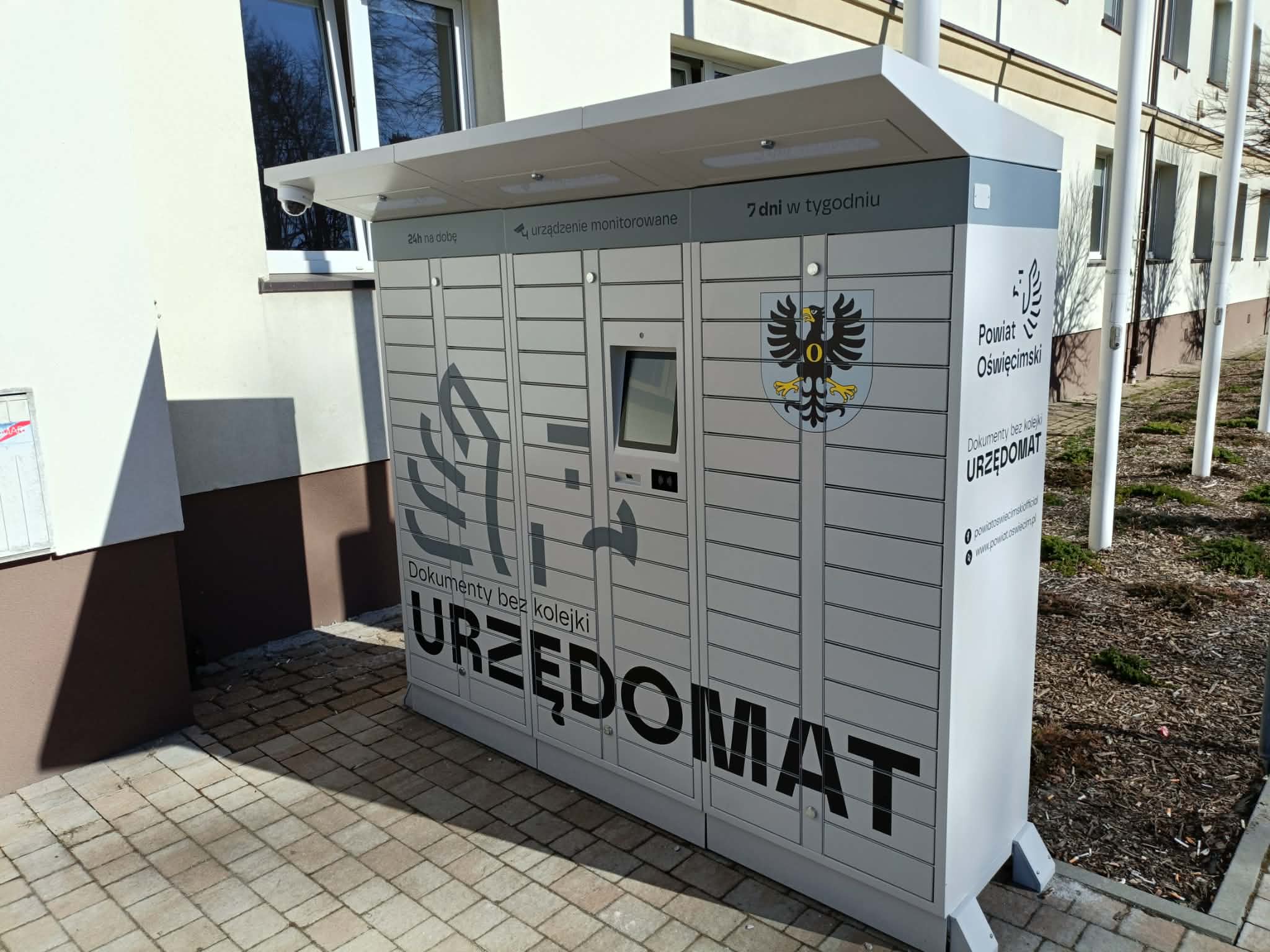 Widok na urzędomat przed starostwem