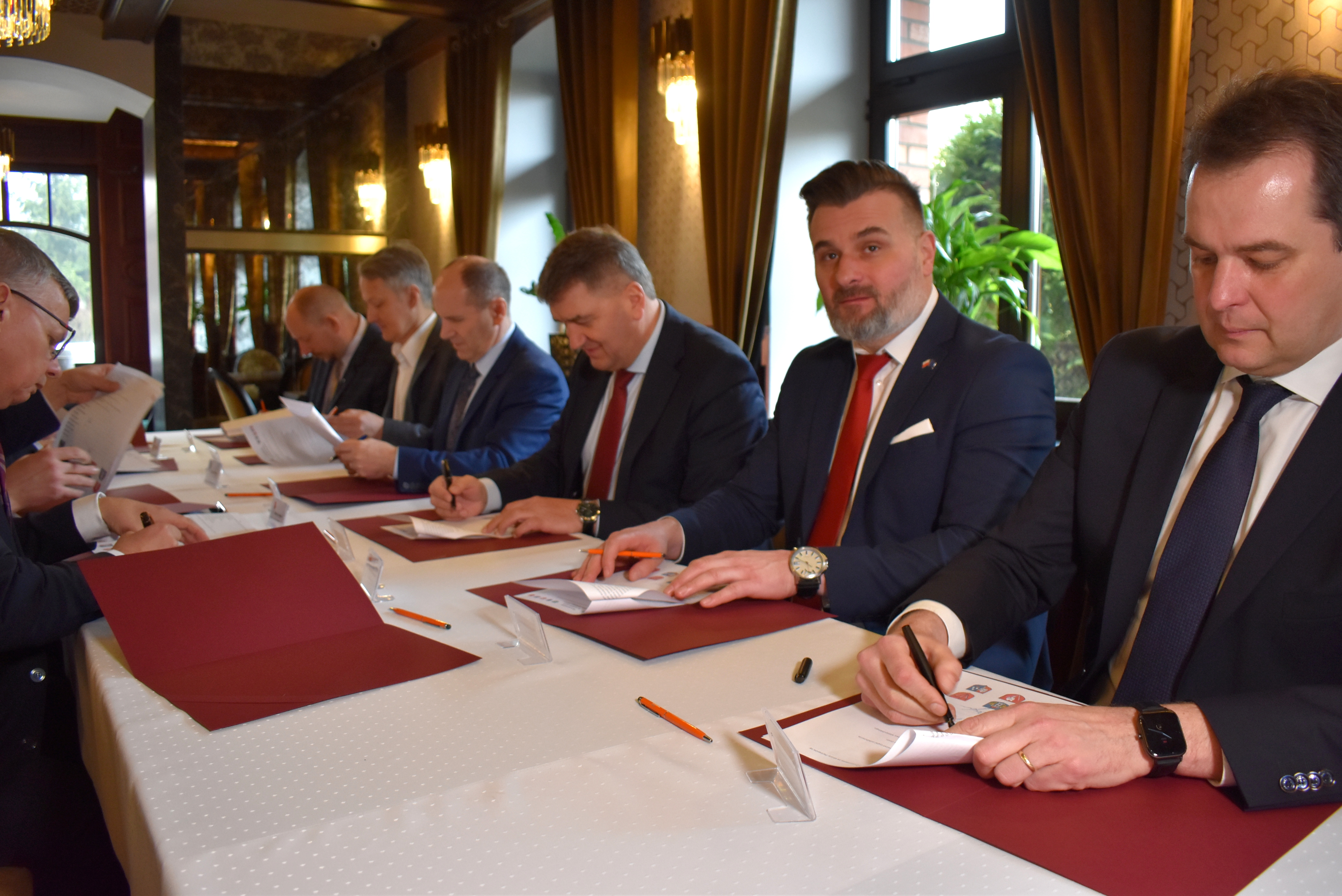 Przy stole zasiedli włodarze, by podpisać dokumenty o powołaniu Mobilnego Centrum Organizacji Pozarządowych