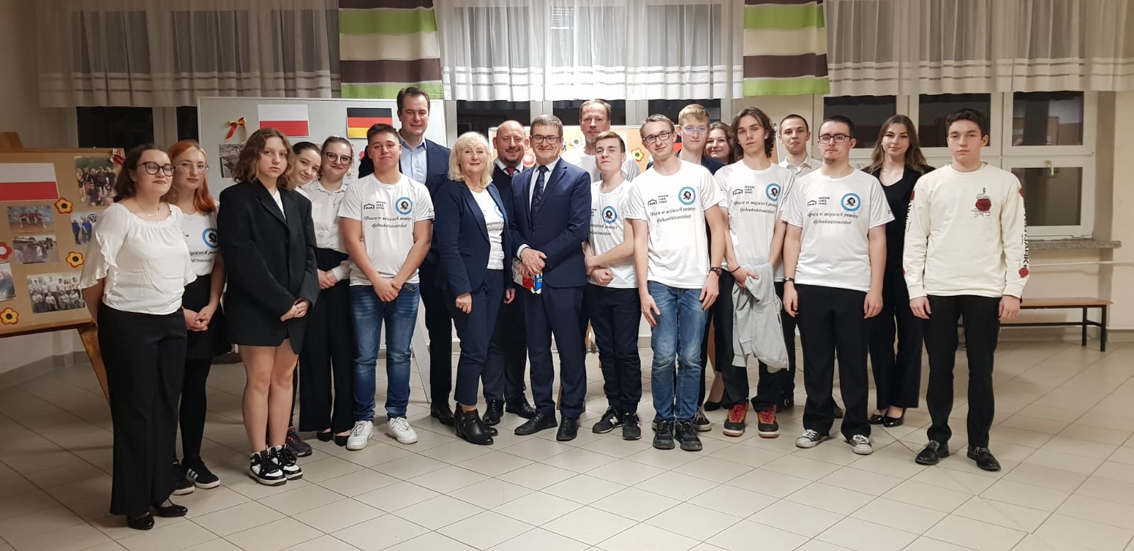 W kęckiej szkole starosta kroi tort z niemiecką flagą