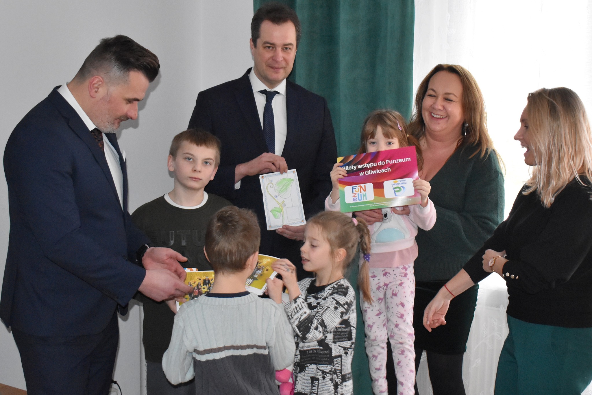 Włodarze Powiatu Oświęcimskiego na pamiątkowym zdjęciu z podopiecznymi Wioski Dziecięcej w Rajsku i wychowawczyniami