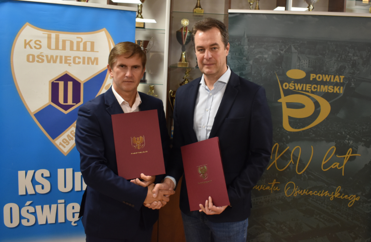 Zdjęcie starosty z prezesem klubu na tle klubowych trofeów